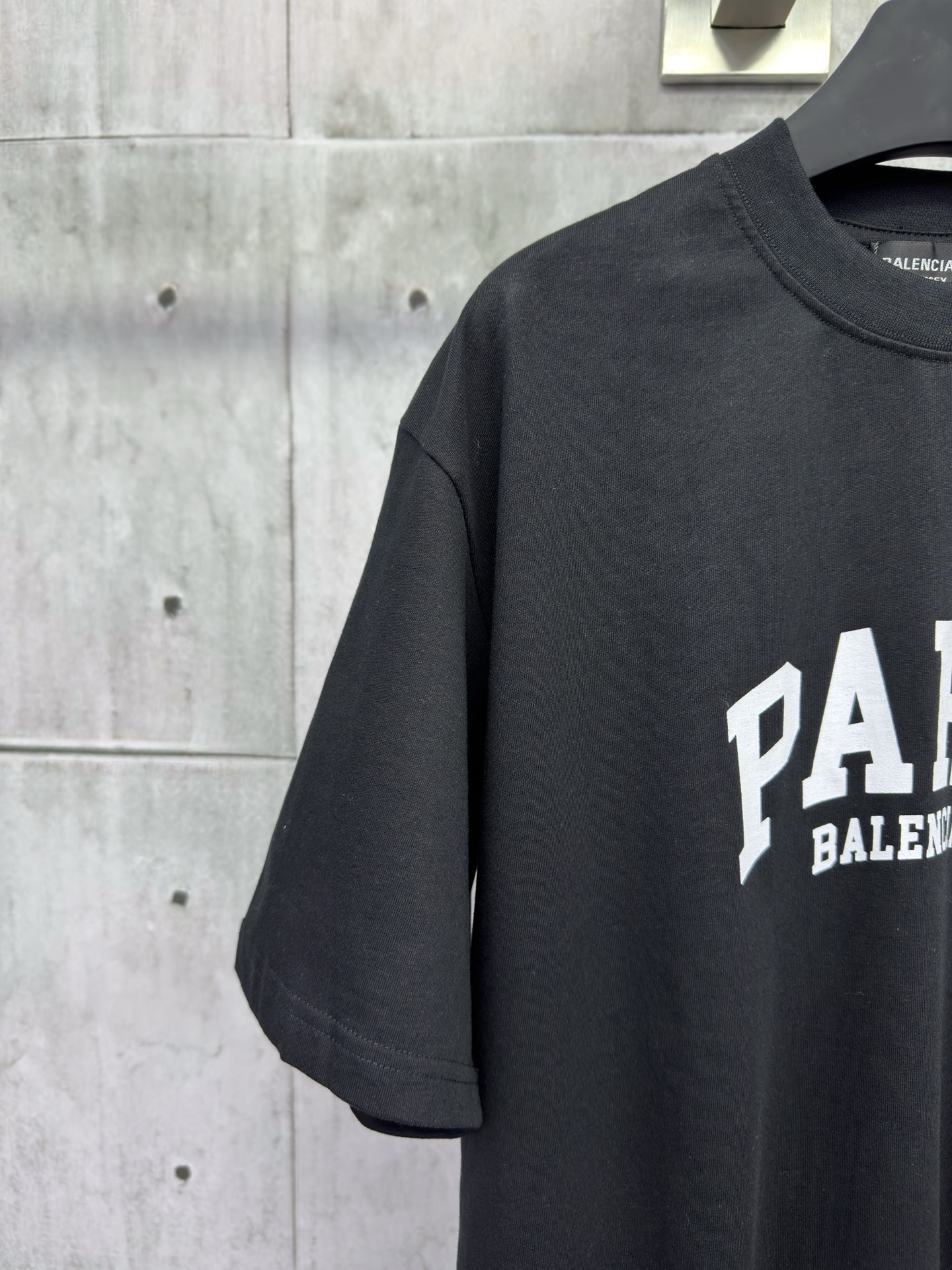 P115
Balenciaga 字母印花短袖
工艺说明：面料采用双纱32支240克 采用进口椭圆机印花 每一个印花对位整齐 无毛边 前后幅台板手工印花 精密网纱制作网板 进口环保浆料刮浆 字母清晰还原，整体走线平直细腻，面料舒适柔软，颜色一致无色差 能与同款搭配营造时尚造型，驾驭各种场合，定制辅料，三标齐全，男女同款！
尺码：XS-S-M-L
颜色：黑色