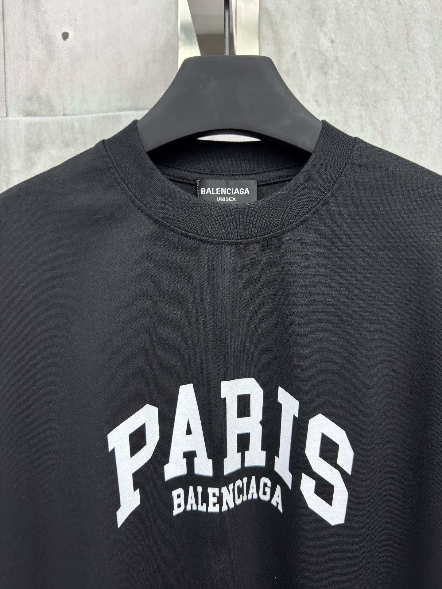 P115
Balenciaga 字母印花短袖
工艺说明：面料采用双纱32支240克 采用进口椭圆机印花 每一个印花对位整齐 无毛边 前后幅台板手工印花 精密网纱制作网板 进口环保浆料刮浆 字母清晰还原，整体走线平直细腻，面料舒适柔软，颜色一致无色差 能与同款搭配营造时尚造型，驾驭各种场合，定制辅料，三标齐全，男女同款！
尺码：XS-S-M-L
颜色：黑色