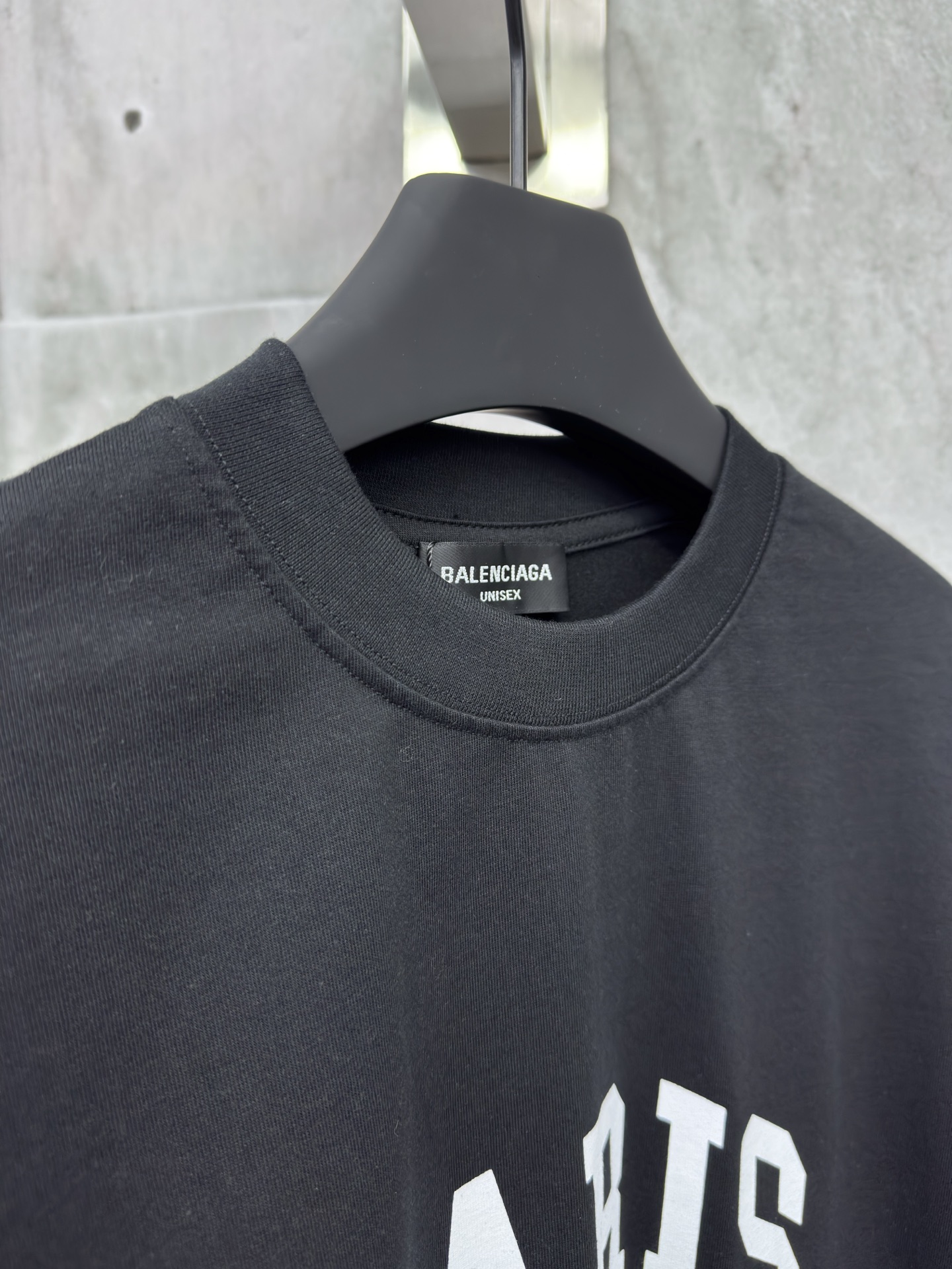 P115
Balenciaga 字母印花短袖
工艺说明：面料采用双纱32支240克 采用进口椭圆机印花 每一个印花对位整齐 无毛边 前后幅台板手工印花 精密网纱制作网板 进口环保浆料刮浆 字母清晰还原，整体走线平直细腻，面料舒适柔软，颜色一致无色差 能与同款搭配营造时尚造型，驾驭各种场合，定制辅料，三标齐全，男女同款！
尺码：XS-S-M-L
颜色：黑色