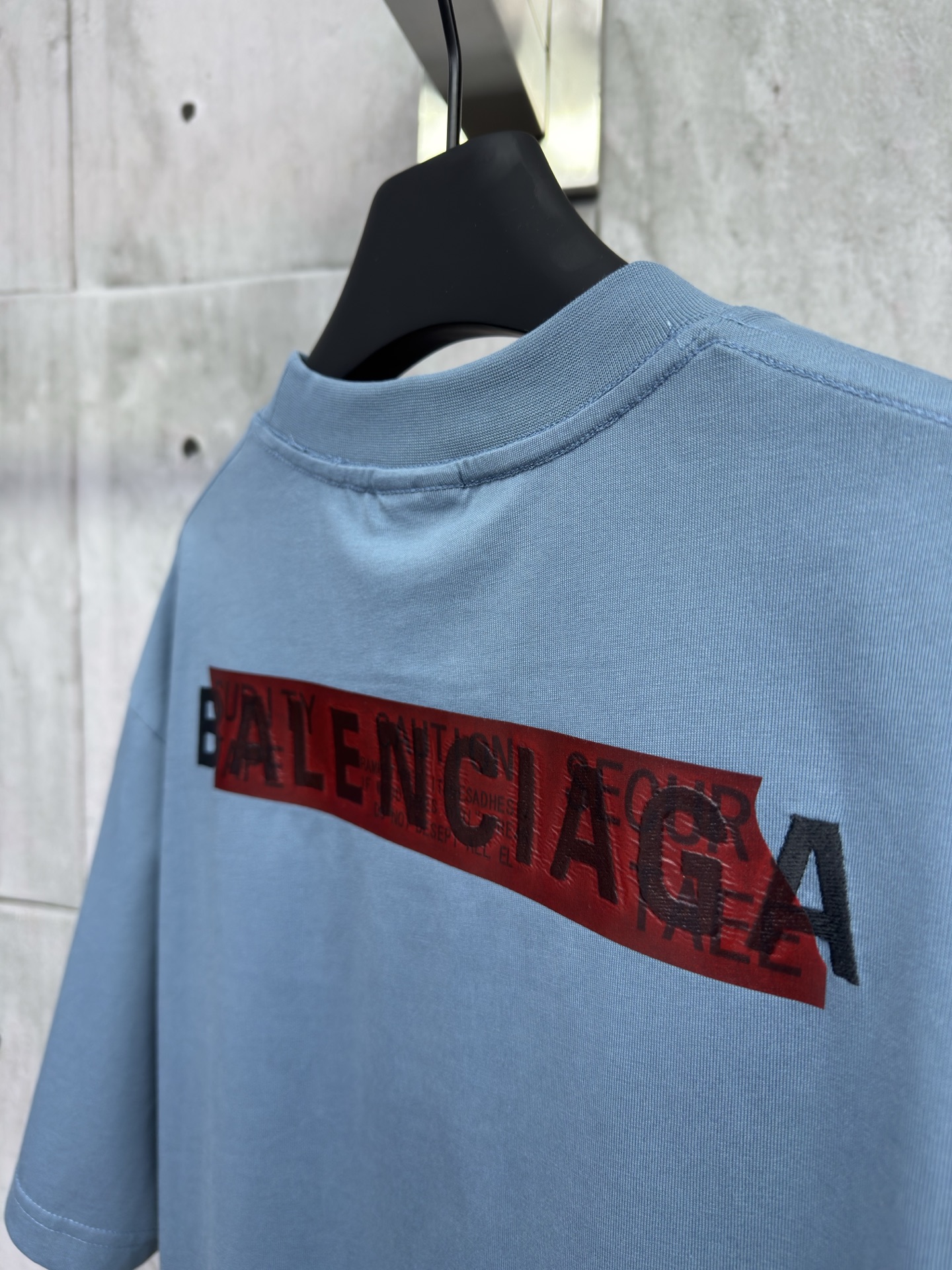 P130
Balenciaga 胶带字母刺绣短袖
工艺说明：采用310克面料纯棉双纱剪裁立体完美版型 贴纸图案贴画刺绣采用哑光线万针刺绣工艺字母图案重工洗水 整体走线平直细腻，面料舒适柔软，颜色一致无色差 能与同款搭配营造时尚造型，驾驭各种场合，定制辅料，三标齐全，男女同款！
尺码：1-2-3-4
颜色：蓝色
