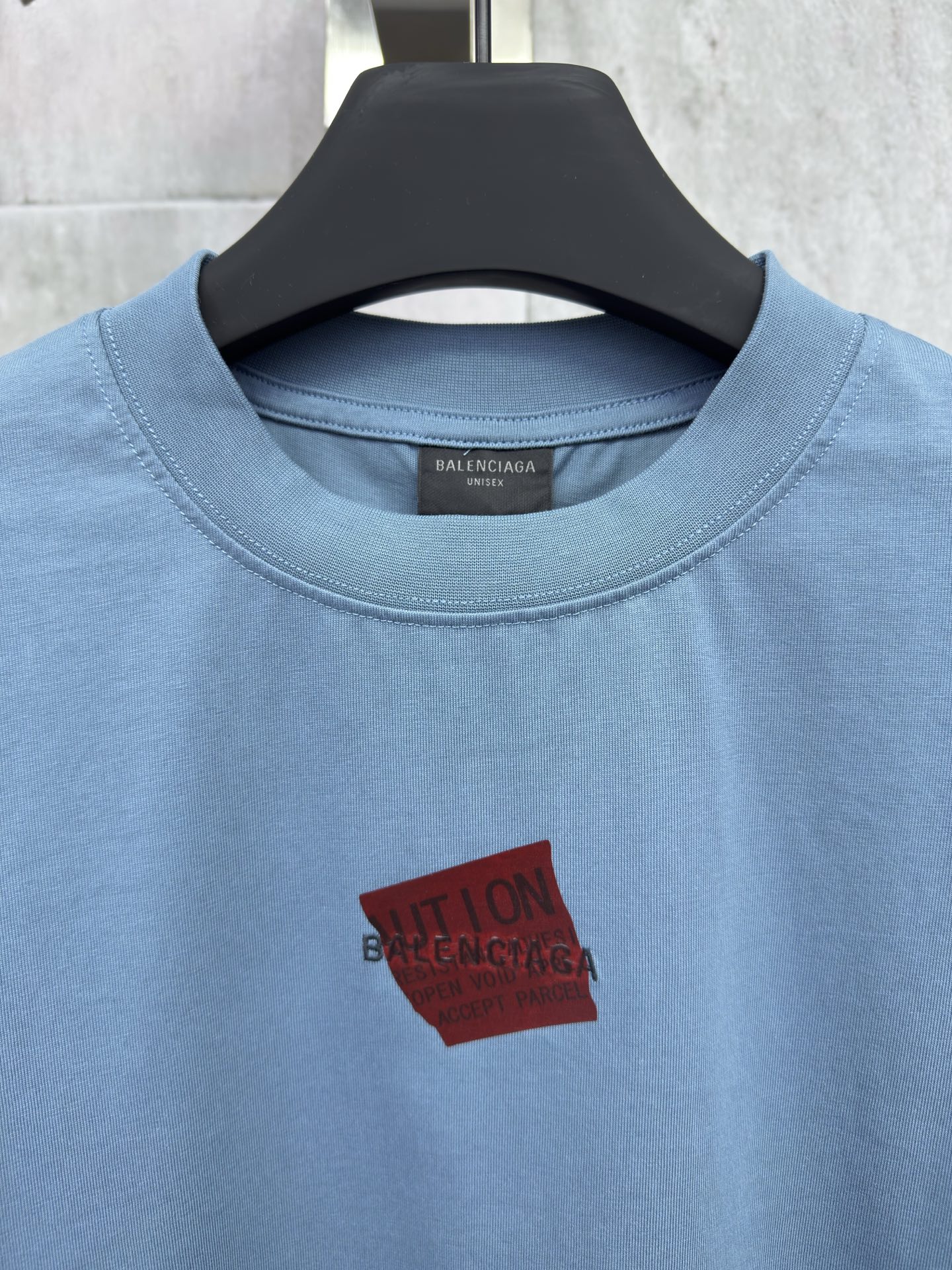 P130
Balenciaga 胶带字母刺绣短袖
工艺说明：采用310克面料纯棉双纱剪裁立体完美版型 贴纸图案贴画刺绣采用哑光线万针刺绣工艺字母图案重工洗水 整体走线平直细腻，面料舒适柔软，颜色一致无色差 能与同款搭配营造时尚造型，驾驭各种场合，定制辅料，三标齐全，男女同款！
尺码：1-2-3-4
颜色：蓝色