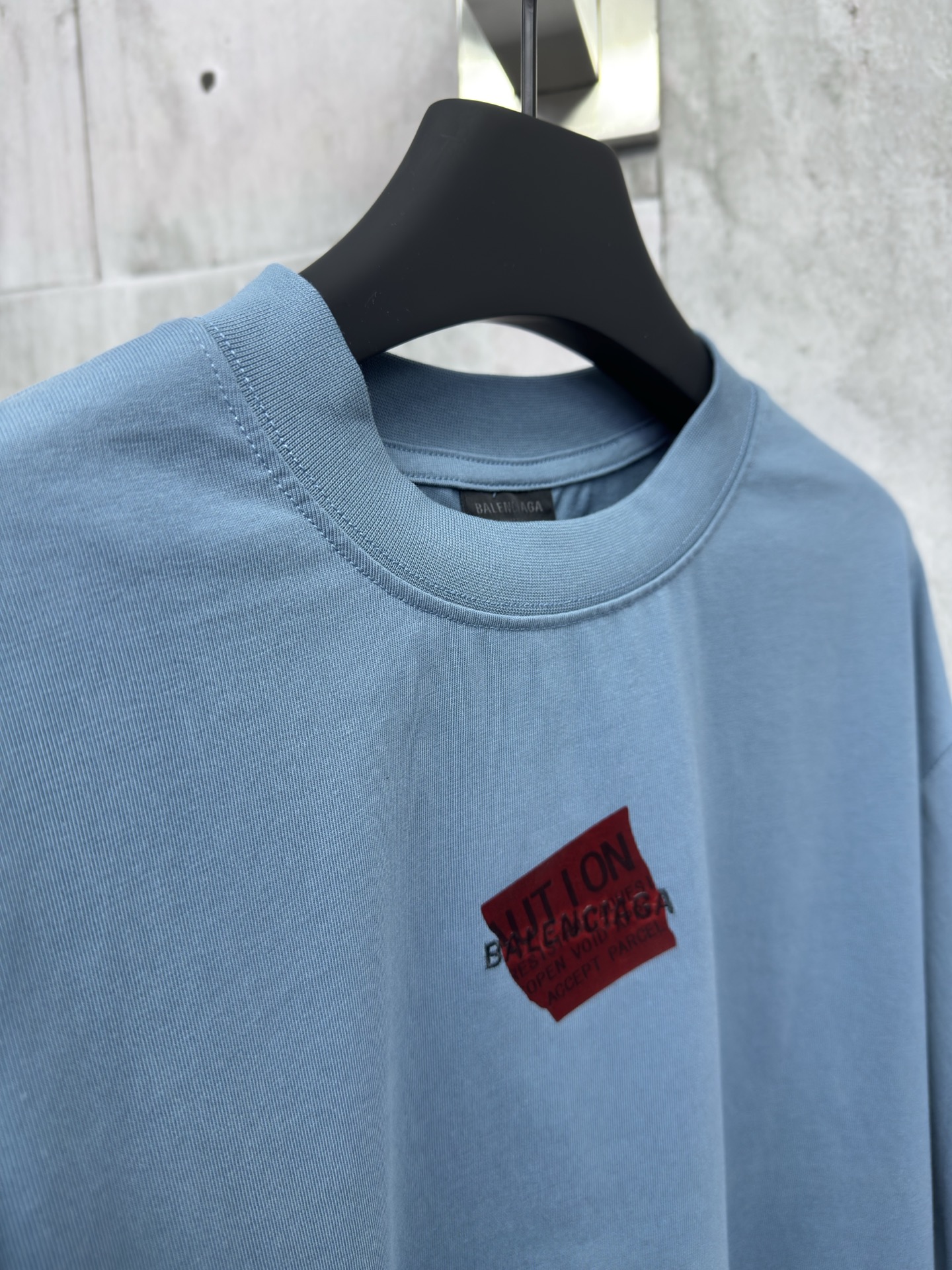 P130
Balenciaga 胶带字母刺绣短袖
工艺说明：采用310克面料纯棉双纱剪裁立体完美版型 贴纸图案贴画刺绣采用哑光线万针刺绣工艺字母图案重工洗水 整体走线平直细腻，面料舒适柔软，颜色一致无色差 能与同款搭配营造时尚造型，驾驭各种场合，定制辅料，三标齐全，男女同款！
尺码：1-2-3-4
颜色：蓝色