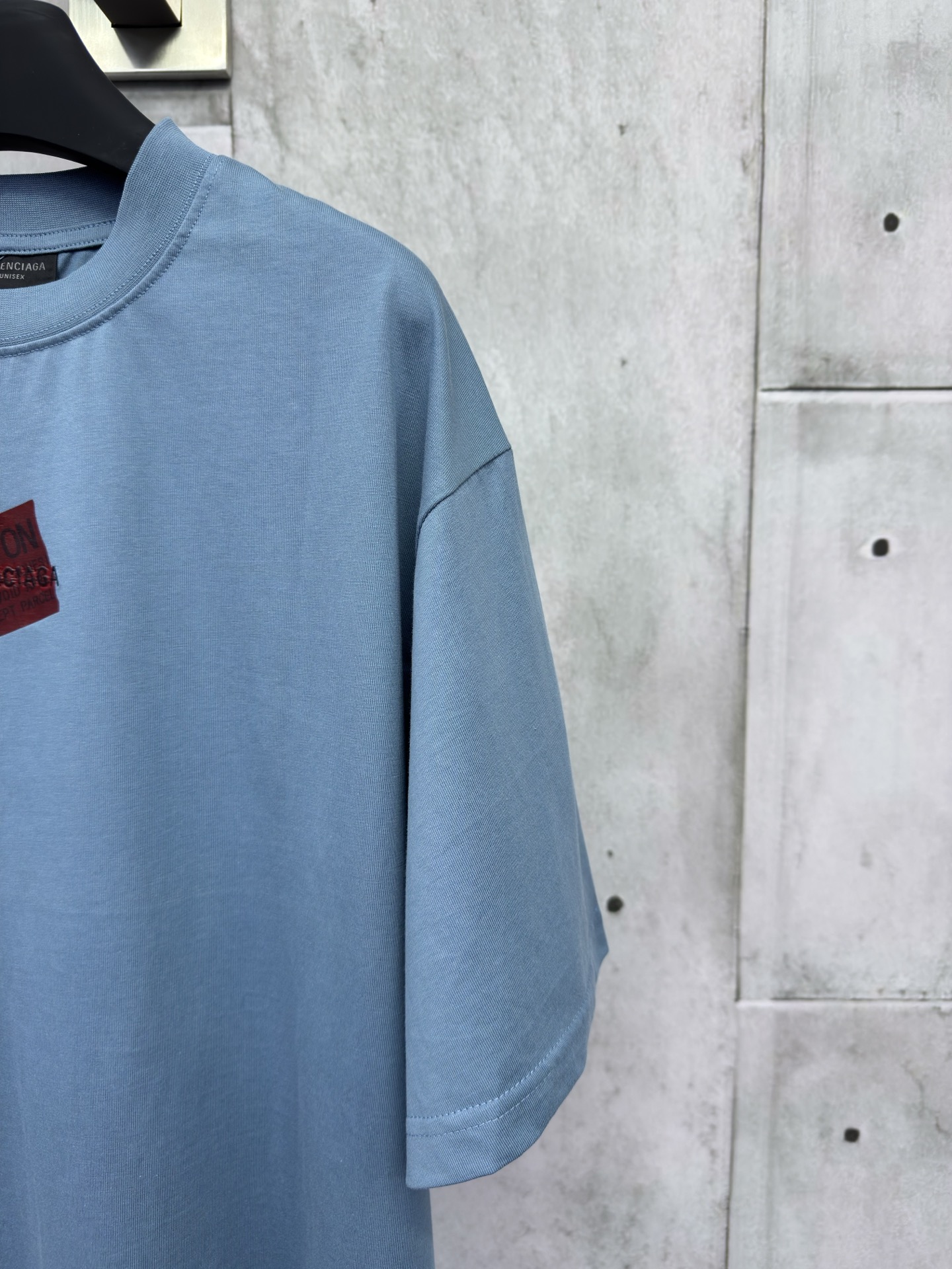 P130
Balenciaga 胶带字母刺绣短袖
工艺说明：采用310克面料纯棉双纱剪裁立体完美版型 贴纸图案贴画刺绣采用哑光线万针刺绣工艺字母图案重工洗水 整体走线平直细腻，面料舒适柔软，颜色一致无色差 能与同款搭配营造时尚造型，驾驭各种场合，定制辅料，三标齐全，男女同款！
尺码：1-2-3-4
颜色：蓝色