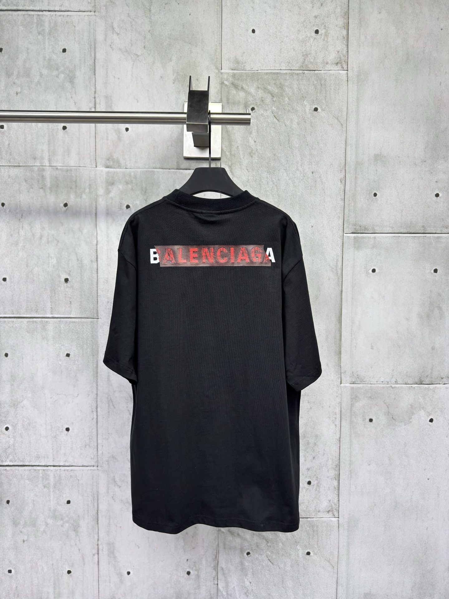 p130
Balenciaga 胶带字母刺绣短袖
工艺说明：采用310克面料纯棉双纱剪裁立体完美版型 贴纸图案贴画刺绣采用哑光线万针刺绣工艺字母图案重工洗水 整体走线平直细腻，面料舒适柔软，颜色一致无色差 能与同款搭配营造时尚造型，驾驭各种场合，定制辅料，三标齐全，男女同款！
尺码：1-2-3-4
颜色：黑色