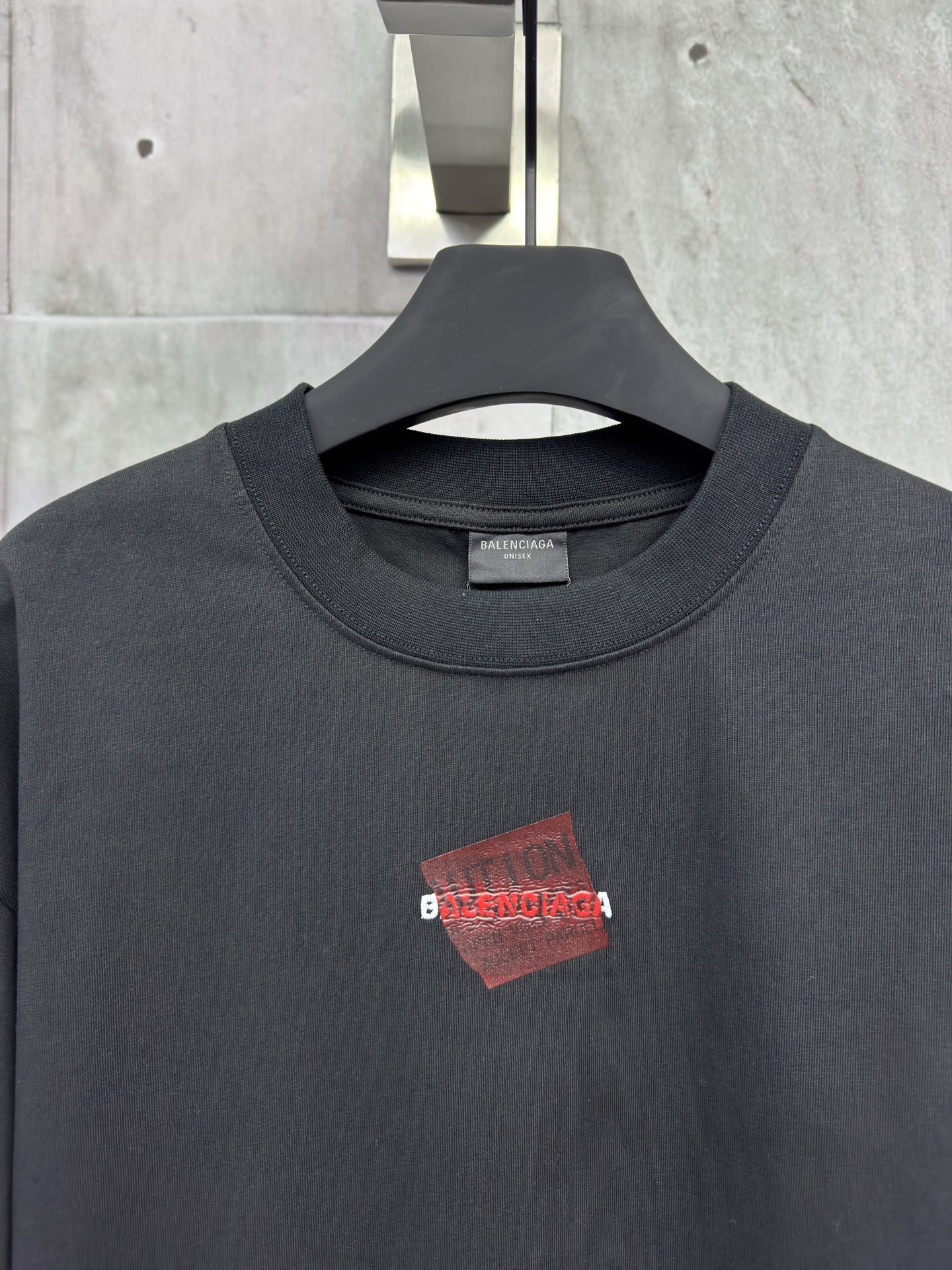 p130
Balenciaga 胶带字母刺绣短袖
工艺说明：采用310克面料纯棉双纱剪裁立体完美版型 贴纸图案贴画刺绣采用哑光线万针刺绣工艺字母图案重工洗水 整体走线平直细腻，面料舒适柔软，颜色一致无色差 能与同款搭配营造时尚造型，驾驭各种场合，定制辅料，三标齐全，男女同款！
尺码：1-2-3-4
颜色：黑色