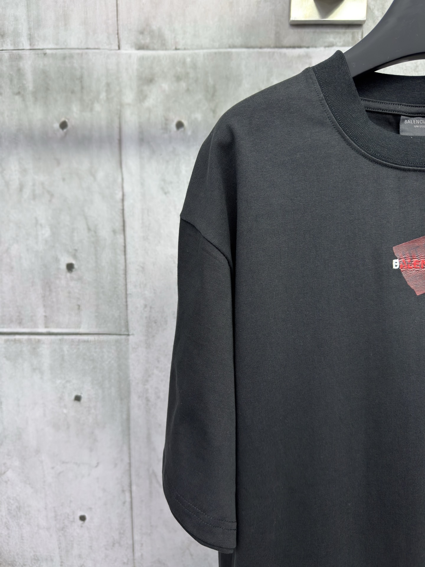 p130
Balenciaga 胶带字母刺绣短袖
工艺说明：采用310克面料纯棉双纱剪裁立体完美版型 贴纸图案贴画刺绣采用哑光线万针刺绣工艺字母图案重工洗水 整体走线平直细腻，面料舒适柔软，颜色一致无色差 能与同款搭配营造时尚造型，驾驭各种场合，定制辅料，三标齐全，男女同款！
尺码：1-2-3-4
颜色：黑色