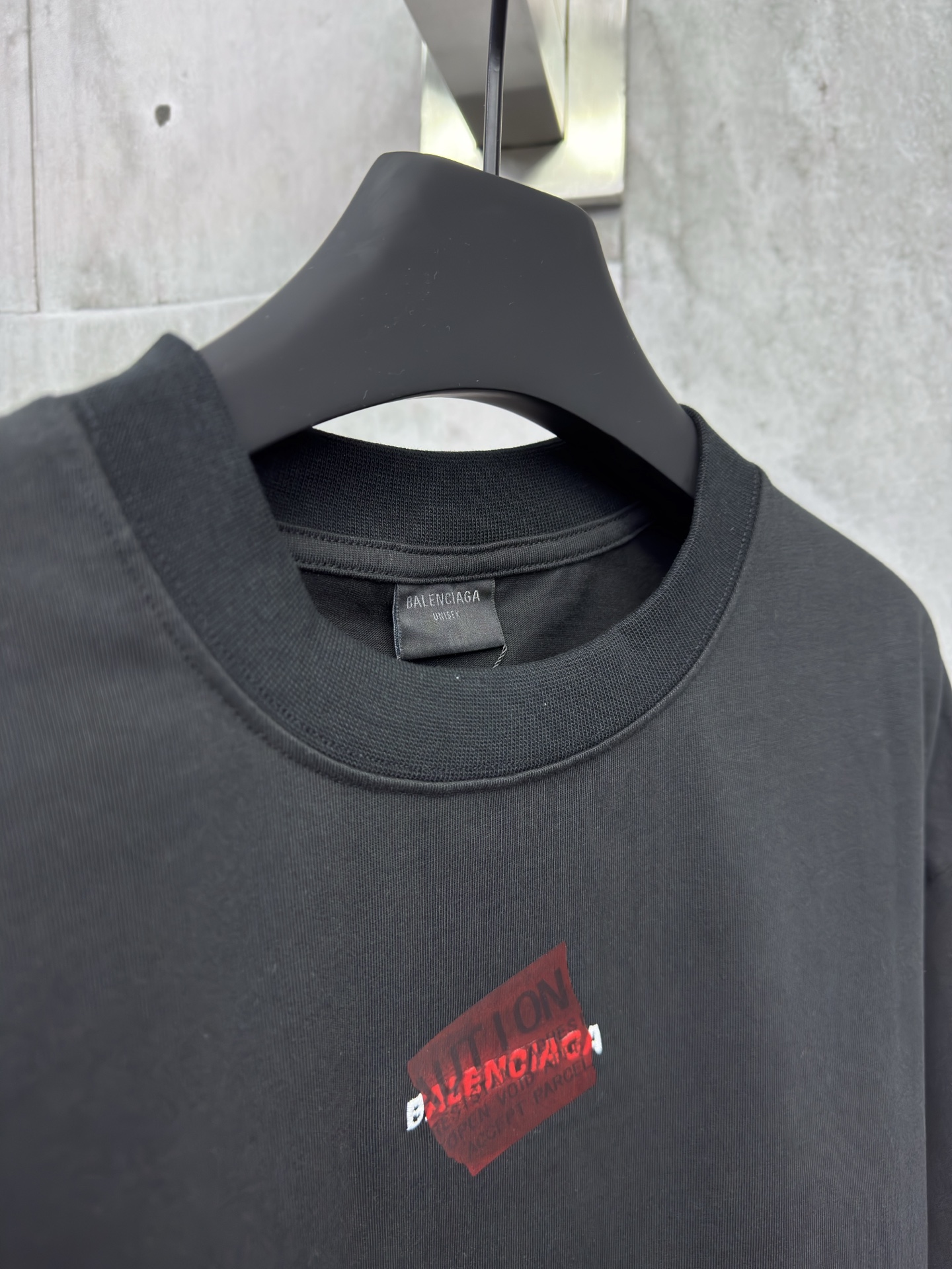 p130
Balenciaga 胶带字母刺绣短袖
工艺说明：采用310克面料纯棉双纱剪裁立体完美版型 贴纸图案贴画刺绣采用哑光线万针刺绣工艺字母图案重工洗水 整体走线平直细腻，面料舒适柔软，颜色一致无色差 能与同款搭配营造时尚造型，驾驭各种场合，定制辅料，三标齐全，男女同款！
尺码：1-2-3-4
颜色：黑色