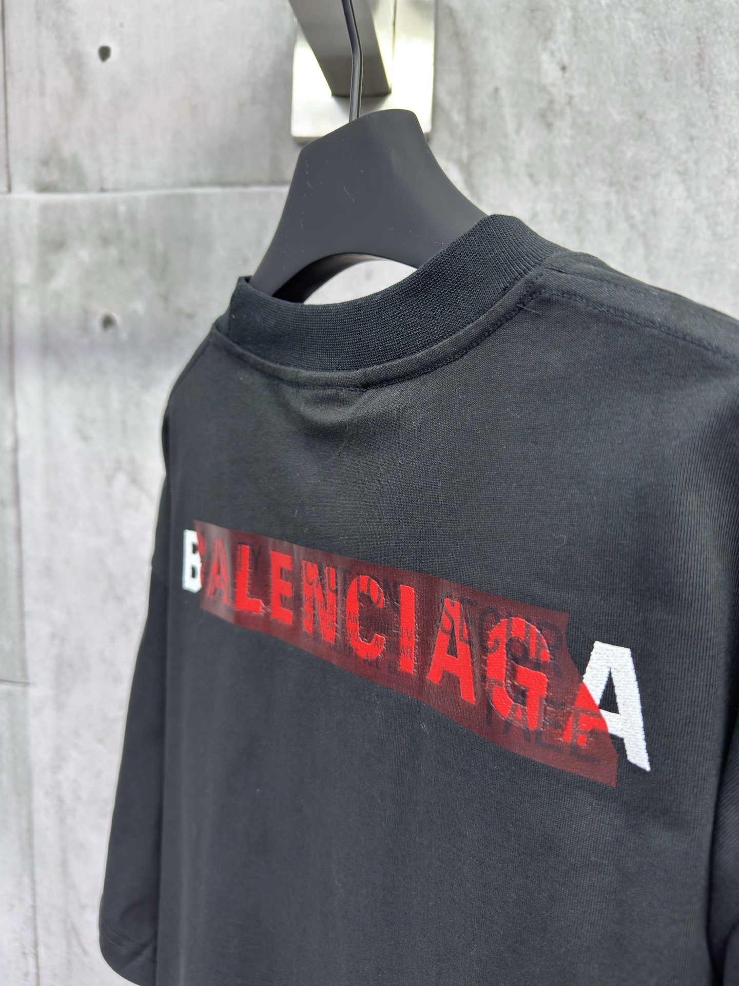 p130
Balenciaga 胶带字母刺绣短袖
工艺说明：采用310克面料纯棉双纱剪裁立体完美版型 贴纸图案贴画刺绣采用哑光线万针刺绣工艺字母图案重工洗水 整体走线平直细腻，面料舒适柔软，颜色一致无色差 能与同款搭配营造时尚造型，驾驭各种场合，定制辅料，三标齐全，男女同款！
尺码：1-2-3-4
颜色：黑色