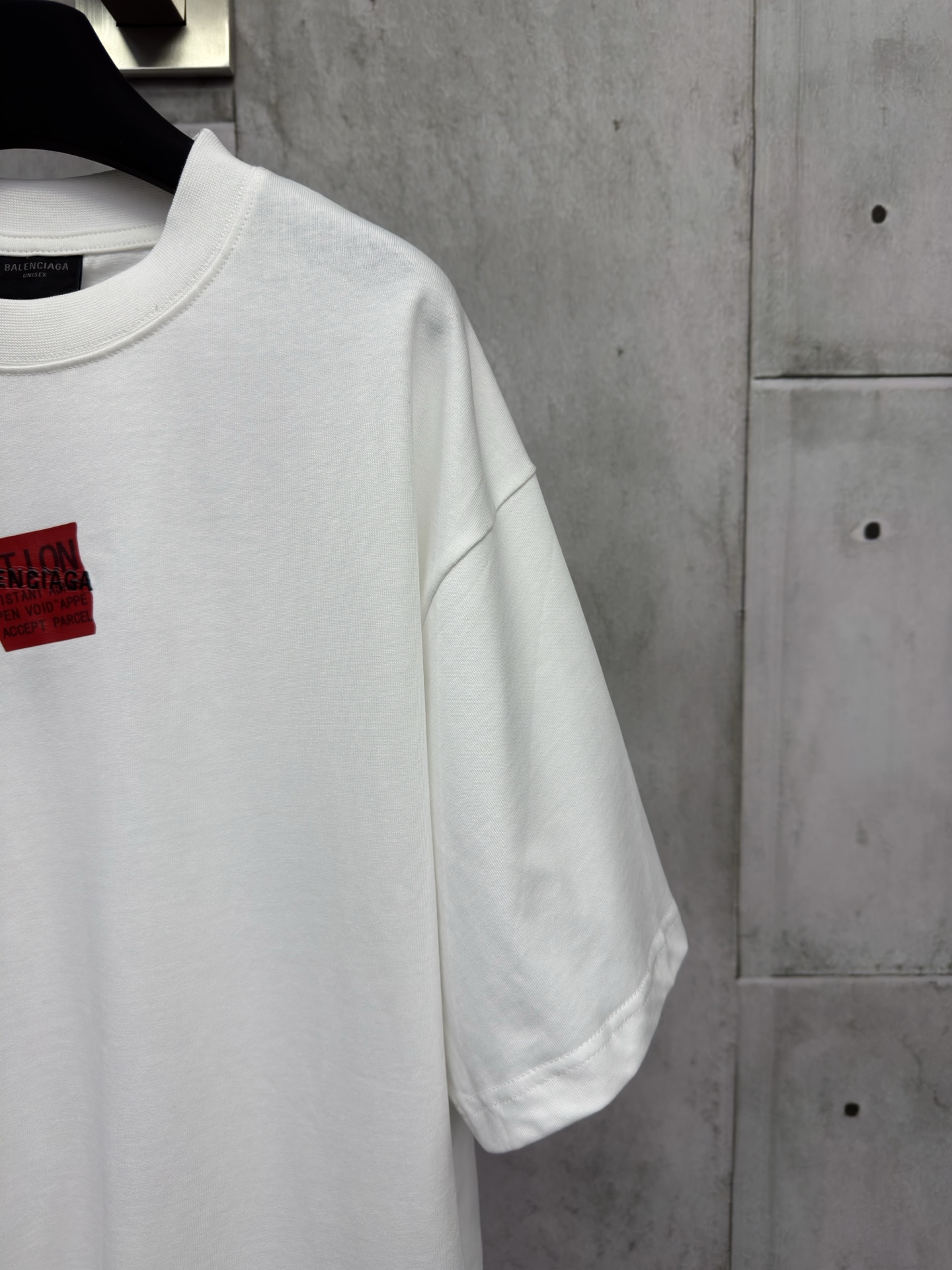 P130
Balenciaga 胶带字母刺绣短袖
工艺说明：采用310克面料纯棉双纱剪裁立体完美版型 贴纸图案贴画刺绣采用哑光线万针刺绣工艺字母图案重工洗水 整体走线平直细腻，面料舒适柔软，颜色一致无色差 能与同款搭配营造时尚造型，驾驭各种场合，定制辅料，三标齐全，男女同款！
尺码：1-2-3-4
颜色：白色