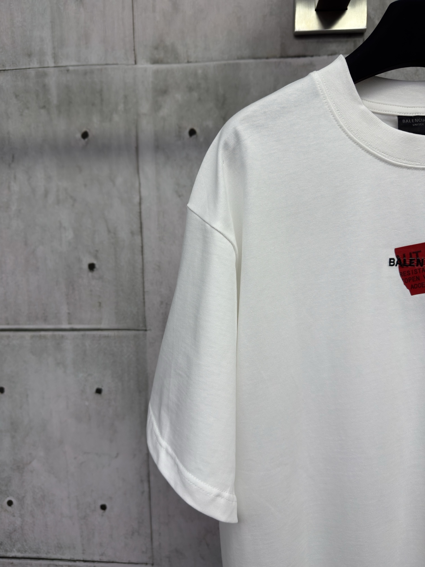 P130
Balenciaga 胶带字母刺绣短袖
工艺说明：采用310克面料纯棉双纱剪裁立体完美版型 贴纸图案贴画刺绣采用哑光线万针刺绣工艺字母图案重工洗水 整体走线平直细腻，面料舒适柔软，颜色一致无色差 能与同款搭配营造时尚造型，驾驭各种场合，定制辅料，三标齐全，男女同款！
尺码：1-2-3-4
颜色：白色