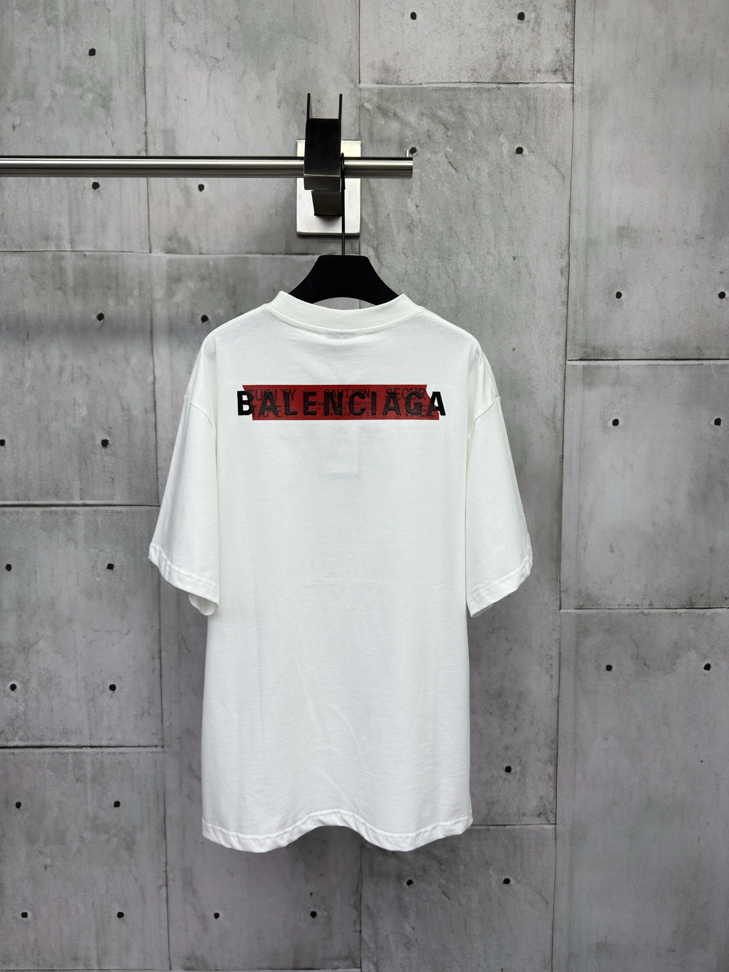 P130
Balenciaga 胶带字母刺绣短袖
工艺说明：采用310克面料纯棉双纱剪裁立体完美版型 贴纸图案贴画刺绣采用哑光线万针刺绣工艺字母图案重工洗水 整体走线平直细腻，面料舒适柔软，颜色一致无色差 能与同款搭配营造时尚造型，驾驭各种场合，定制辅料，三标齐全，男女同款！
尺码：1-2-3-4
颜色：白色