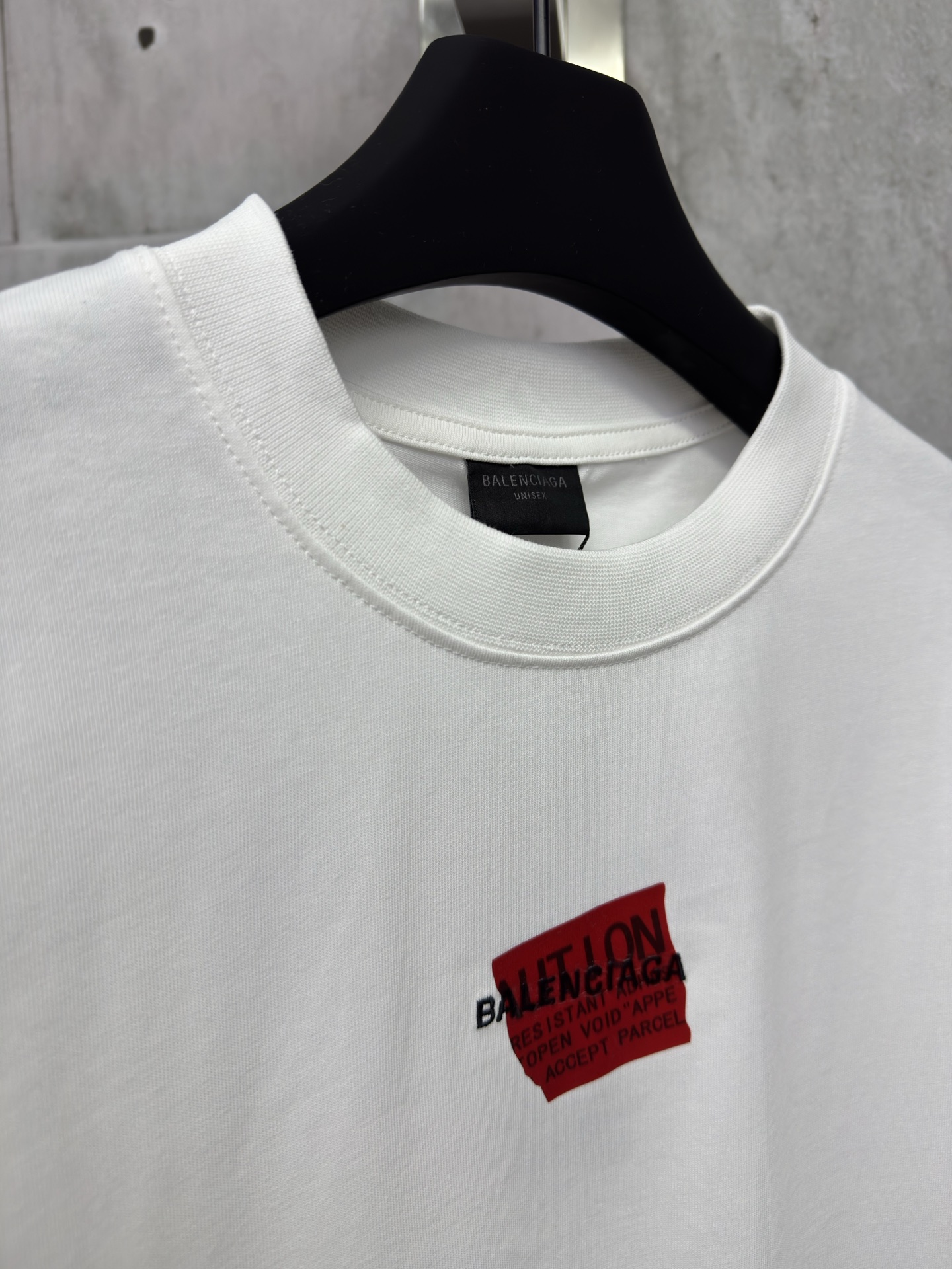 P130
Balenciaga 胶带字母刺绣短袖
工艺说明：采用310克面料纯棉双纱剪裁立体完美版型 贴纸图案贴画刺绣采用哑光线万针刺绣工艺字母图案重工洗水 整体走线平直细腻，面料舒适柔软，颜色一致无色差 能与同款搭配营造时尚造型，驾驭各种场合，定制辅料，三标齐全，男女同款！
尺码：1-2-3-4
颜色：白色