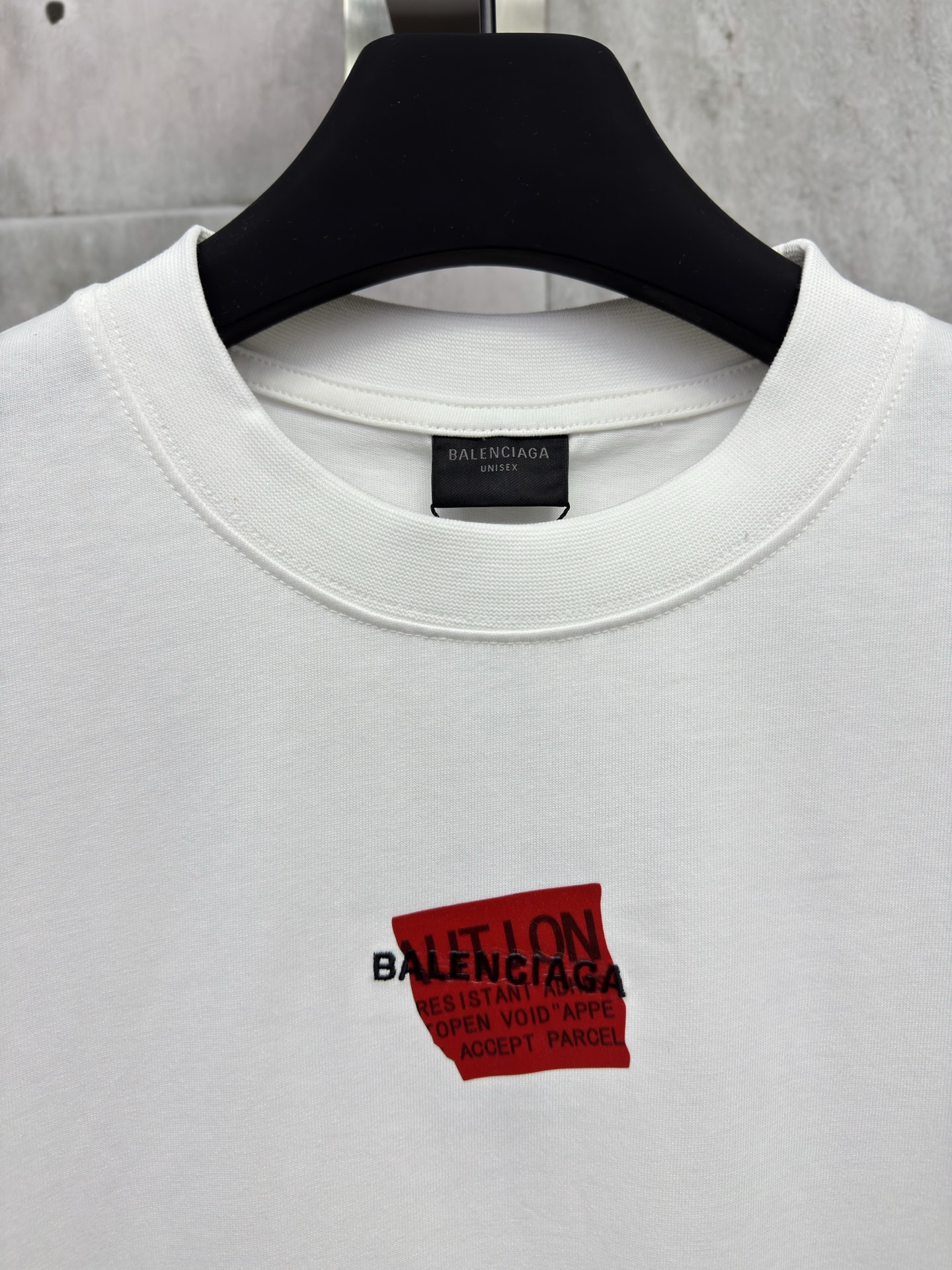 P130
Balenciaga 胶带字母刺绣短袖
工艺说明：采用310克面料纯棉双纱剪裁立体完美版型 贴纸图案贴画刺绣采用哑光线万针刺绣工艺字母图案重工洗水 整体走线平直细腻，面料舒适柔软，颜色一致无色差 能与同款搭配营造时尚造型，驾驭各种场合，定制辅料，三标齐全，男女同款！
尺码：1-2-3-4
颜色：白色