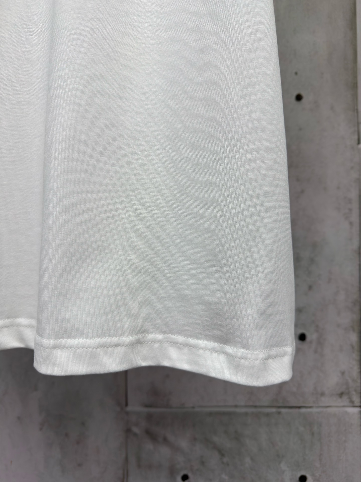 P130
Balenciaga 胶带字母刺绣短袖
工艺说明：采用310克面料纯棉双纱剪裁立体完美版型 贴纸图案贴画刺绣采用哑光线万针刺绣工艺字母图案重工洗水 整体走线平直细腻，面料舒适柔软，颜色一致无色差 能与同款搭配营造时尚造型，驾驭各种场合，定制辅料，三标齐全，男女同款！
尺码：1-2-3-4
颜色：白色