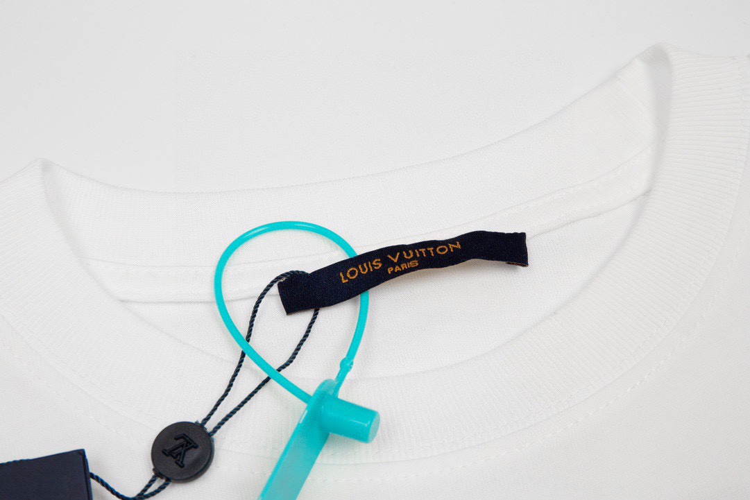 Louis Vuitton/路易威登 彩色字母连接短袖T恤白色-Chinese UA Cheap High Quatity Brand Clothes Bags handbags Sneakers wholesale wholesaler seller from China Factory suppliers Fashion Clothing Shoes best Quality Beautiful Price Louis Vuitton/路易威登 彩色字母连接短袖T恤白色