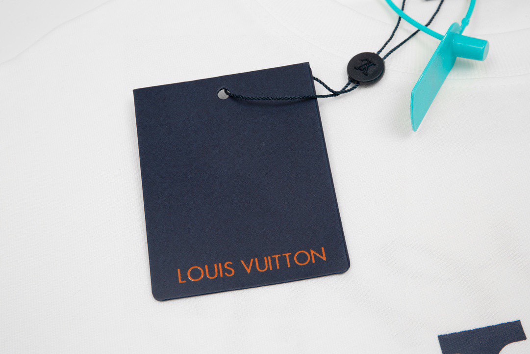 Louis Vuitton/路易威登 彩色字母连接短袖T恤白色-Chinese UA Cheap High Quatity Brand Clothes Bags handbags Sneakers wholesale wholesaler seller from China Factory suppliers Fashion Clothing Shoes best Quality Beautiful Price Louis Vuitton/路易威登 彩色字母连接短袖T恤白色
