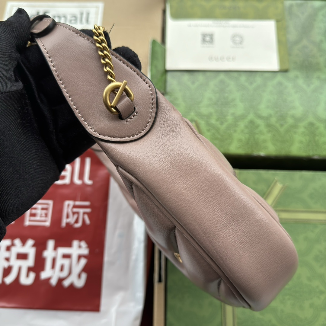 配全套原厂绿盒包装GGMarmont半月造型迷你手袋这款GGMarmont系列半月造型迷你手袋以柔软皮焕