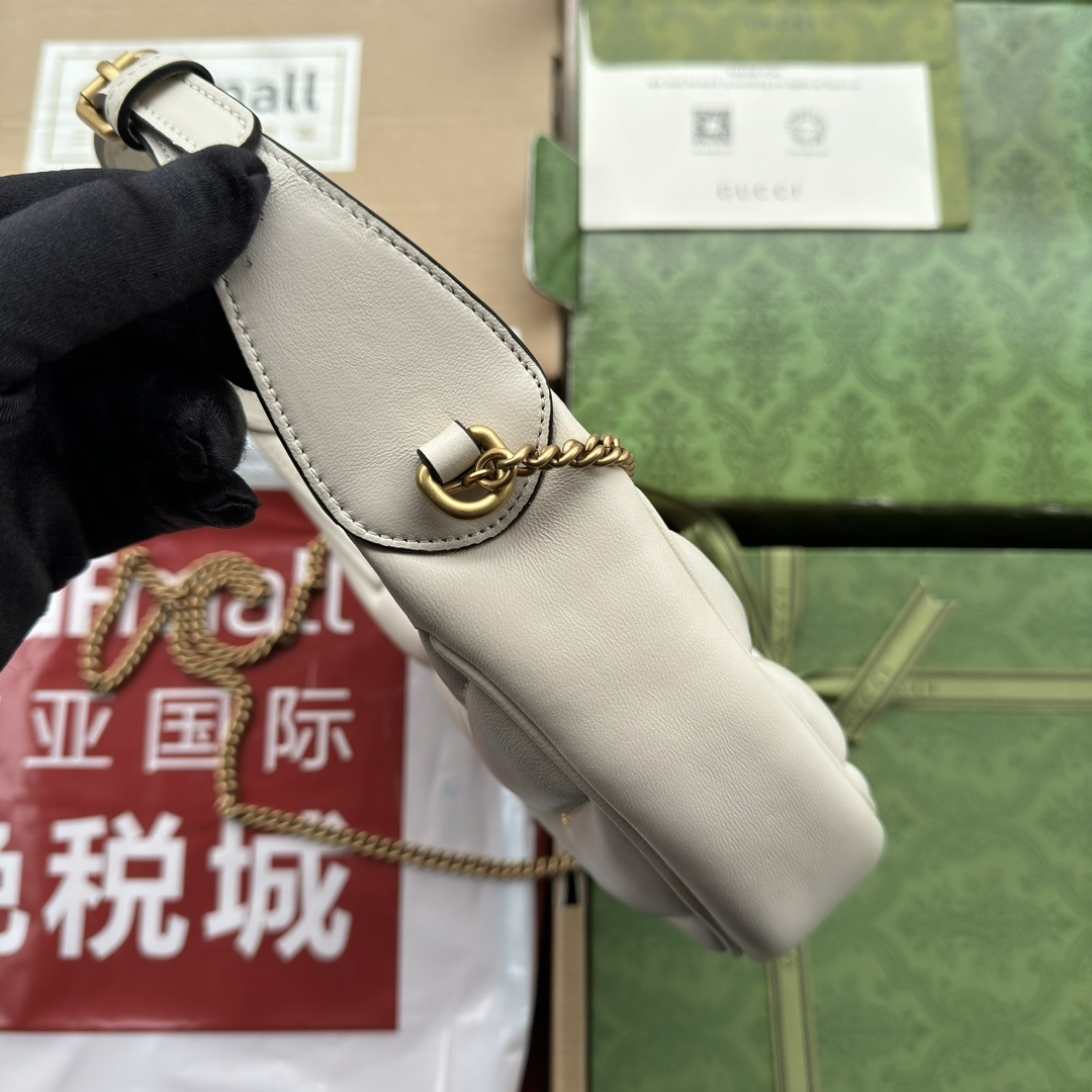配全套原厂绿盒包装GGMarmont半月造型迷你手袋这款GGMarmont系列半月造型迷你手袋以柔软皮焕