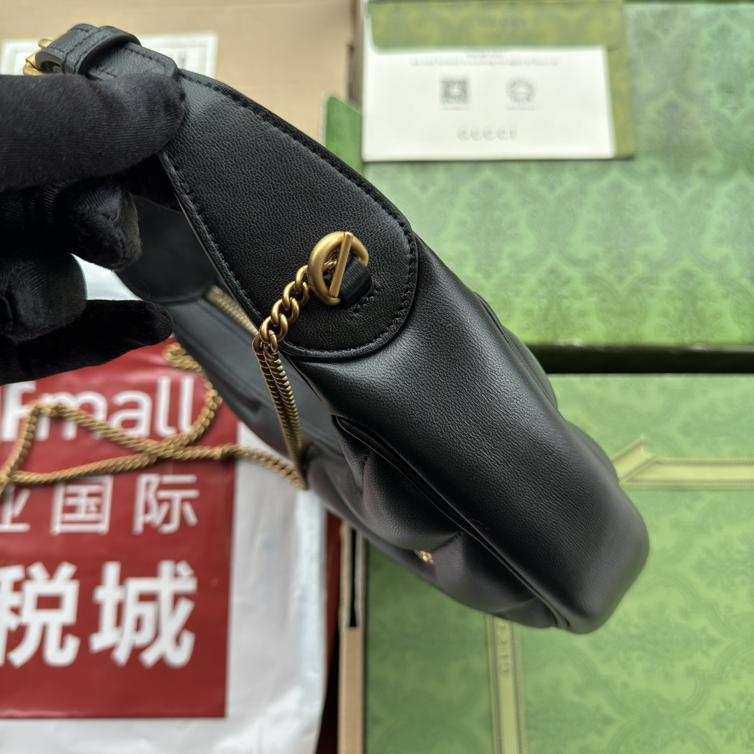 配全套原厂绿盒包装GGMarmont半月造型迷你手袋这款GGMarmont系列半月造型迷你手袋以柔软皮焕