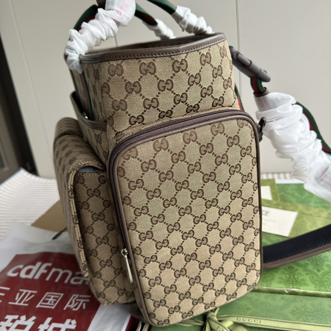 Gucci mother and baby bag is made of beige and ebony classic GG. The brand logo pattern and classic webbing complement each other, fully displayi