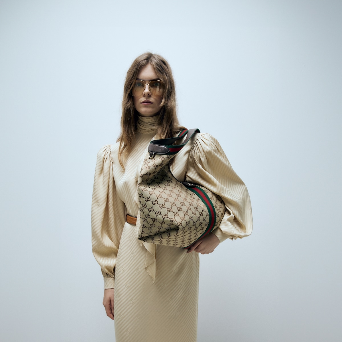 【秀场首发]Gucci Giglio系列大号托特包
853971 
商品详情
Gucci Giglio系列全新亮相佛罗伦萨2026早春时装秀，致敬品牌意式根源，融合隽永传承与革新精神。这款大容量托特包采用GG帆布匠心打造，缀饰织带滚边，并配有一个可拆卸的手拿包。
商品细节
·米白和深棕色GG帆布·饰红绿织带滚边·绿色棉布衬里·双G
·配可拆卸手拿包
顶部提手:18厘米高·磁扣开合
60厘米(宽)x47厘米(高)x16厘米(深)