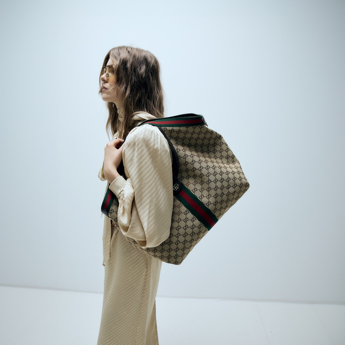 【秀场首发]Gucci Giglio系列大号托特包
853971 
商品详情
Gucci Giglio系列全新亮相佛罗伦萨2026早春时装秀，致敬品牌意式根源，融合隽永传承与革新精神。这款大容量托特包采用GG帆布匠心打造，缀饰织带滚边，并配有一个可拆卸的手拿包。
商品细节
·米白和深棕色GG帆布·饰红绿织带滚边·绿色棉布衬里·双G
·配可拆卸手拿包
顶部提手:18厘米高·磁扣开合
60厘米(宽)x47厘米(高)x16厘米(深)