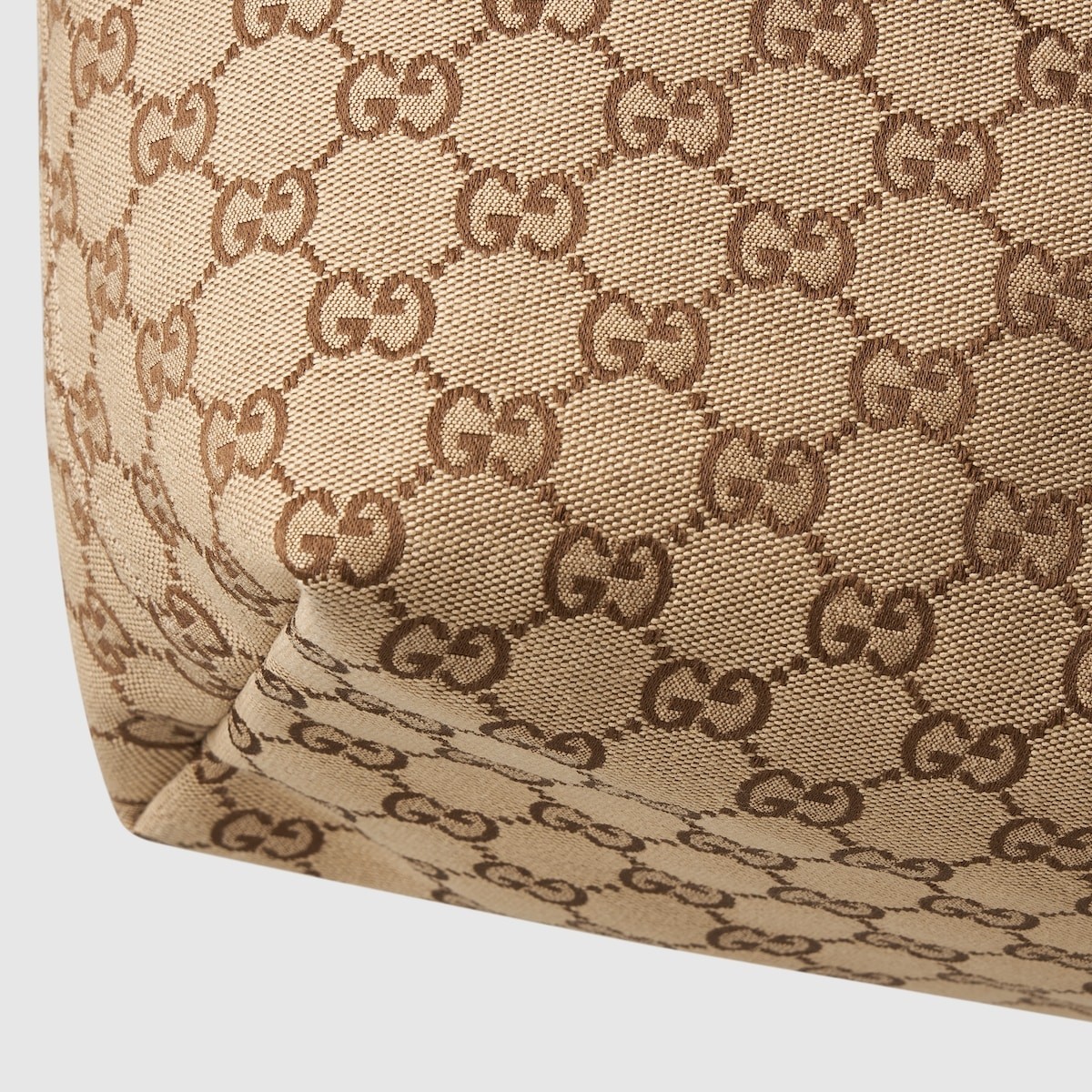 【秀场首发]Gucci Giglio系列大号托特包
853971 
商品详情
Gucci Giglio系列全新亮相佛罗伦萨2026早春时装秀，致敬品牌意式根源，融合隽永传承与革新精神。这款大容量托特包采用GG帆布匠心打造，缀饰织带滚边，并配有一个可拆卸的手拿包。
商品细节
·米白和深棕色GG帆布·饰红绿织带滚边·绿色棉布衬里·双G
·配可拆卸手拿包
顶部提手:18厘米高·磁扣开合
60厘米(宽)x47厘米(高)x16厘米(深)