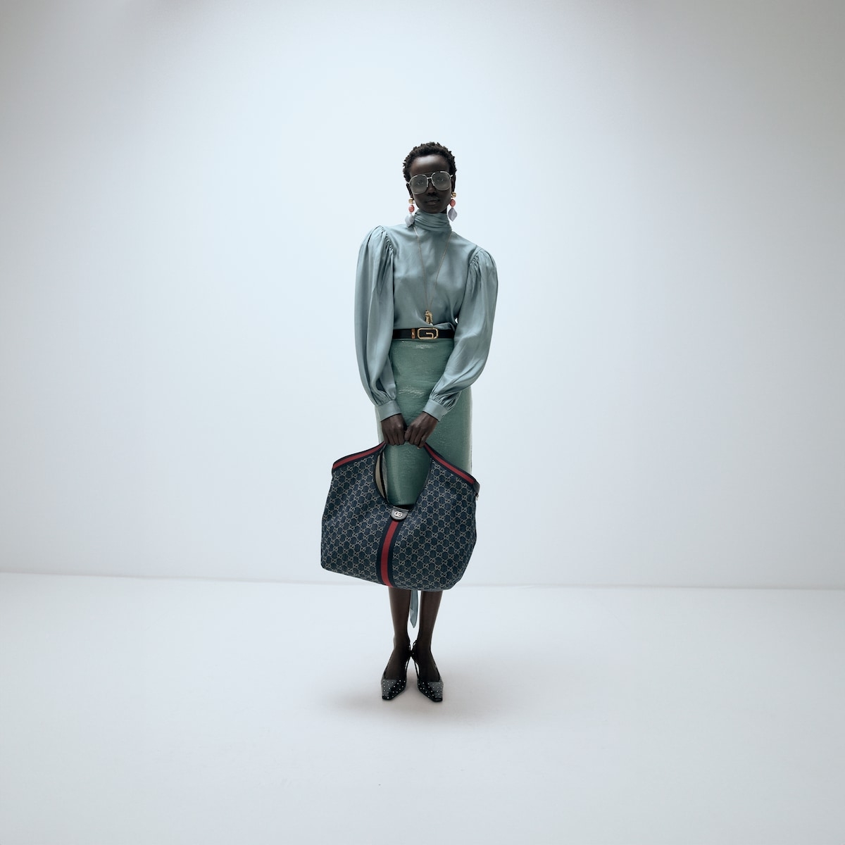 【秀场首发]Gucci Giglio系列大号托特包
853971 
商品详情
Gucci Giglio系列全新亮相佛罗伦萨2026早春时装秀，致敬品牌意式根源，融合隽永传承与革新精神。这款大容量托特包采用GG帆布匠心打造，缀饰织带滚边，并配有一个可拆卸的手拿包。
商品细节
·米白和深棕色GG帆布·饰红绿织带滚边·绿色棉布衬里·双G
·配可拆卸手拿包
顶部提手:18厘米高·磁扣开合
60厘米(宽)x47厘米(高)x16厘米(深)