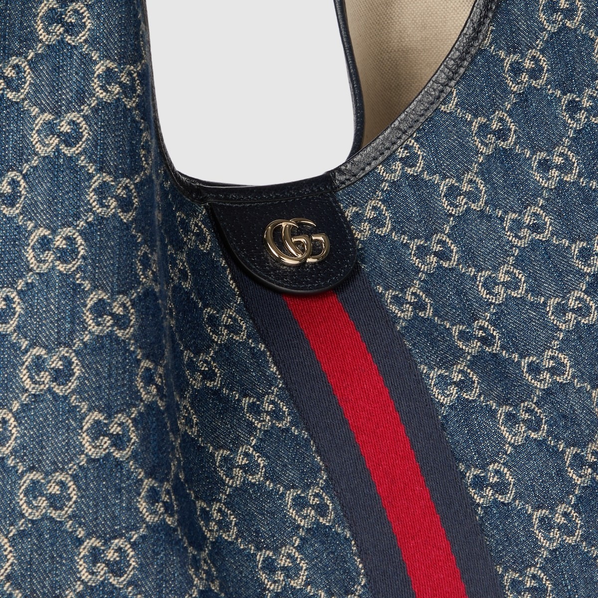 【秀场首发]Gucci Giglio系列大号托特包
853971 
商品详情
Gucci Giglio系列全新亮相佛罗伦萨2026早春时装秀，致敬品牌意式根源，融合隽永传承与革新精神。这款大容量托特包采用GG帆布匠心打造，缀饰织带滚边，并配有一个可拆卸的手拿包。
商品细节
·米白和深棕色GG帆布·饰红绿织带滚边·绿色棉布衬里·双G
·配可拆卸手拿包
顶部提手:18厘米高·磁扣开合
60厘米(宽)x47厘米(高)x16厘米(深)
