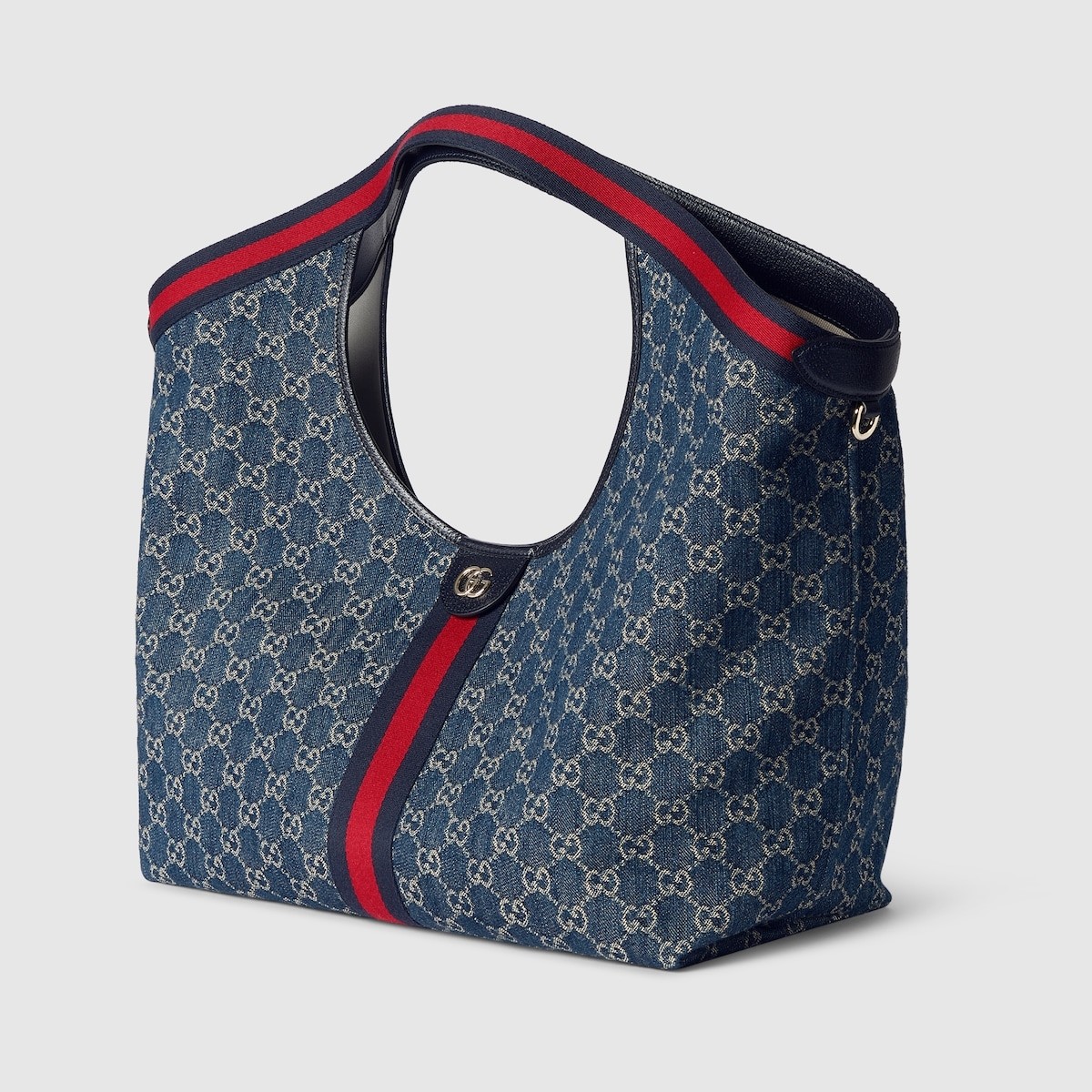 【秀场首发]Gucci Giglio系列大号托特包
853971 
商品详情
Gucci Giglio系列全新亮相佛罗伦萨2026早春时装秀，致敬品牌意式根源，融合隽永传承与革新精神。这款大容量托特包采用GG帆布匠心打造，缀饰织带滚边，并配有一个可拆卸的手拿包。
商品细节
·米白和深棕色GG帆布·饰红绿织带滚边·绿色棉布衬里·双G
·配可拆卸手拿包
顶部提手:18厘米高·磁扣开合
60厘米(宽)x47厘米(高)x16厘米(深)