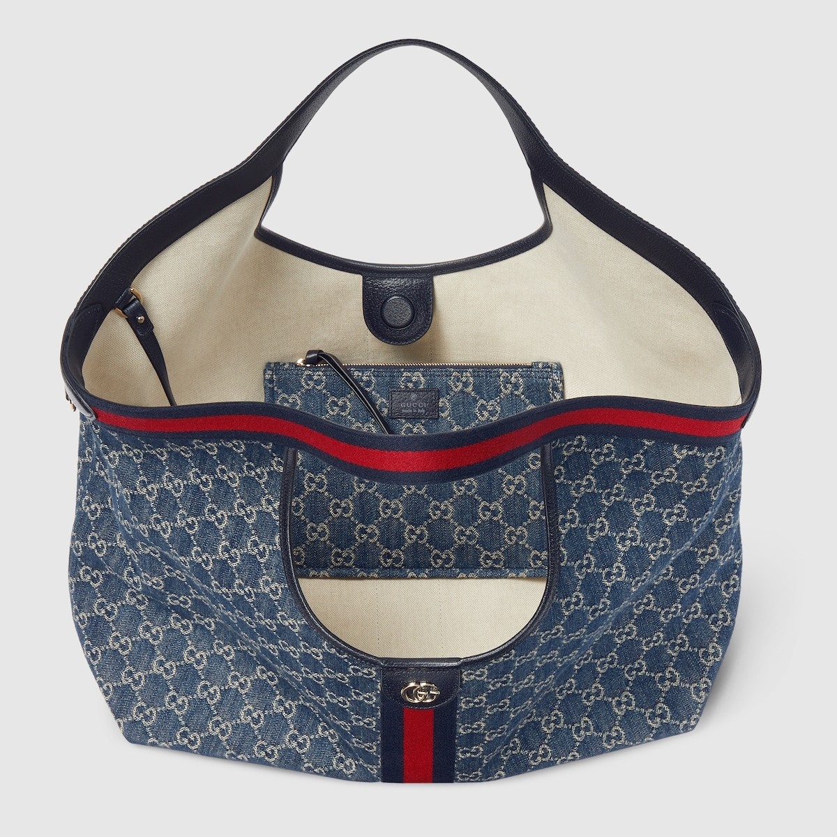 【秀场首发]Gucci Giglio系列大号托特包
853971 
商品详情
Gucci Giglio系列全新亮相佛罗伦萨2026早春时装秀，致敬品牌意式根源，融合隽永传承与革新精神。这款大容量托特包采用GG帆布匠心打造，缀饰织带滚边，并配有一个可拆卸的手拿包。
商品细节
·米白和深棕色GG帆布·饰红绿织带滚边·绿色棉布衬里·双G
·配可拆卸手拿包
顶部提手:18厘米高·磁扣开合
60厘米(宽)x47厘米(高)x16厘米(深)