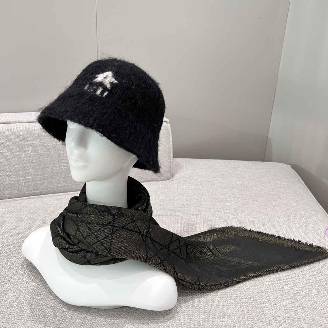 Платок Christian Dior черный с золотым узором 140x140 см
