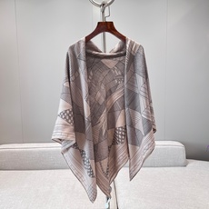 𝐇𝐞𝐫𝐦𝐞𝐬 • 𝐍𝐞𝐰《积木骏马》丝羊绒披肩 卡其色 Size:140x140cm 70%山羊绒30% 𝐇𝐞𝐫𝐦𝐞𝐬 • 𝐍𝐞𝐰《积木骏马》丝羊绒披肩 卡其色 Size:140x140cm 70%山羊绒30%