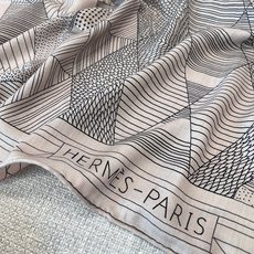 𝐇𝐞𝐫𝐦𝐞𝐬 • 𝐍𝐞𝐰《积木骏马》丝羊绒披肩 卡其色 Size:140x140cm 70%山羊绒30% 𝐇𝐞𝐫𝐦𝐞𝐬 • 𝐍𝐞𝐰《积木骏马》丝羊绒披肩 卡其色 Size:140x140cm 70%山羊绒30%