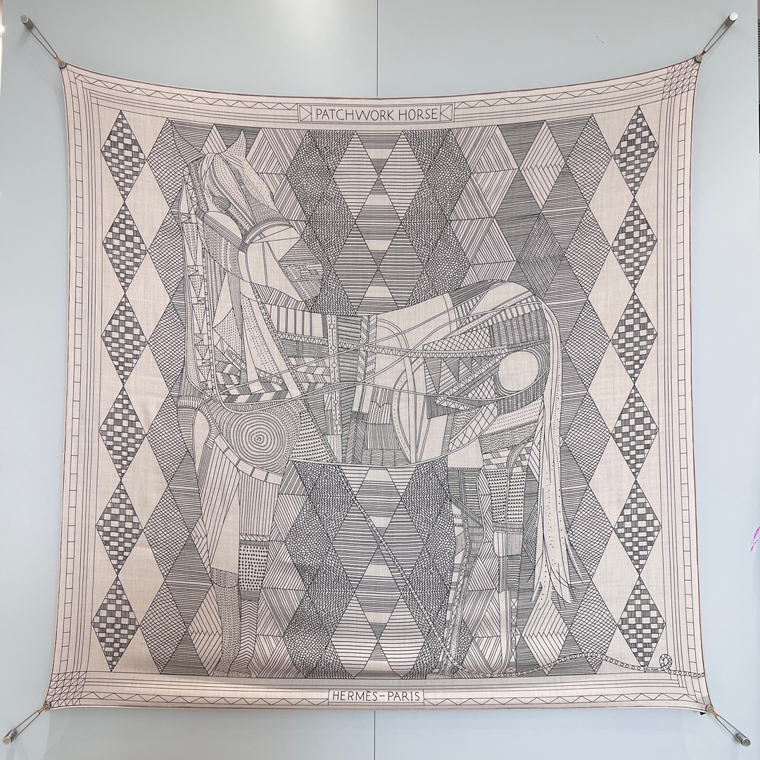 𝐇𝐞𝐫𝐦𝐞𝐬 • 𝐍𝐞𝐰《积木骏马》丝羊绒披肩 卡其色 Size：140x140cm 70%山羊绒30%