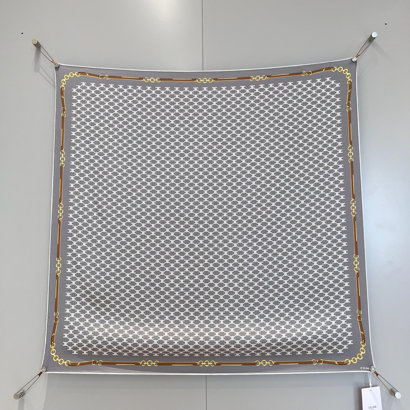 𝐂𝐞𝐥𝐢𝐧𝐞 • ꫛꫀꪝ《链条⛓标识方巾》锡器灰Size：90x90cm 100%真丝 非常经典且具有辨