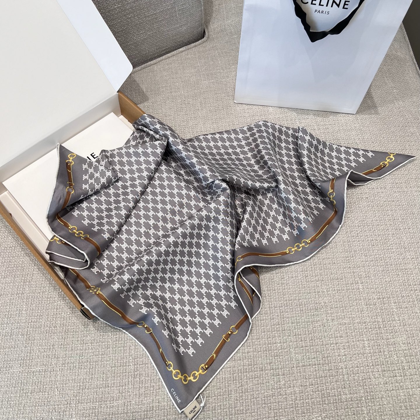𝐂𝐞𝐥𝐢𝐧𝐞 • ꫛꫀꪝ《链条⛓标识方巾》锡器灰Size：90x90cm 100%真丝 非常经典且具有辨