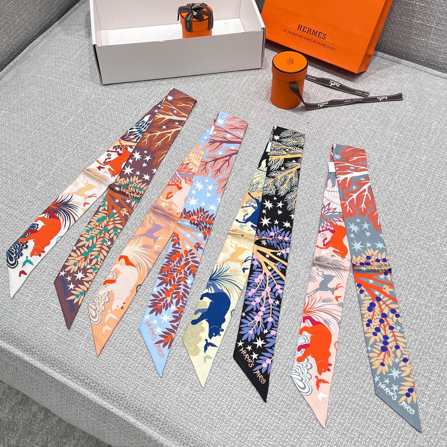 小丝带集合图\nSize：86x5cm100%真丝斜纹绸高版本\n专柜买版实拍、对版品质！Hermes项链、手链、围巾、腰带、手柄，一条小丝巾多样搭配、轻松Get✔️超实用，夏季点缀服饰，很吸睛满分小心机单品！\n原版圆筒包装&密封拉链纸箱\n
