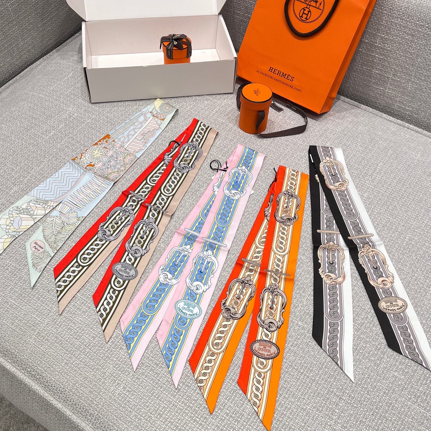 小丝带集合图\nSize：86x5cm100%真丝斜纹绸高版本\n专柜买版实拍、对版品质！Hermes项链、手链、围巾、腰带、手柄，一条小丝巾多样搭配、轻松Get✔️超实用，夏季点缀服饰，很吸睛满分小心机单品！\n原版圆筒包装&密封拉链纸箱\n