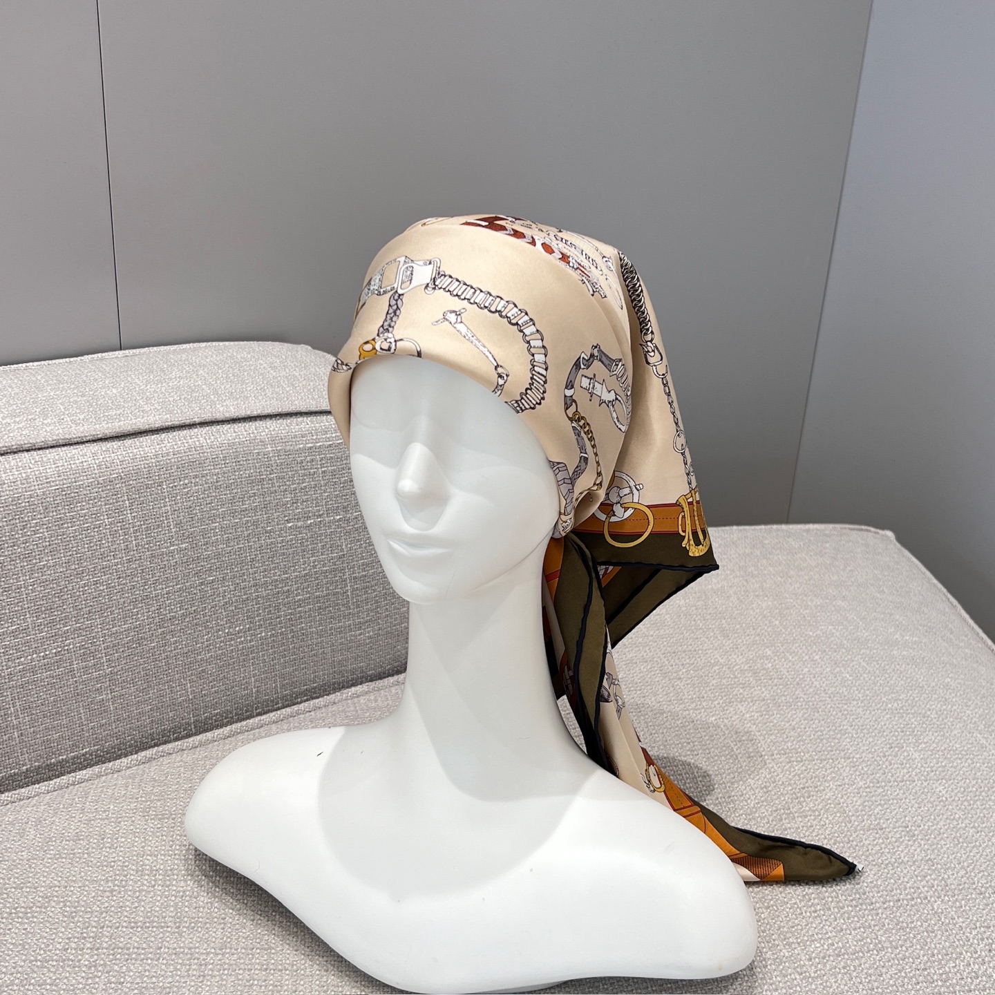 𝐇𝐞𝐫𝐦𝐞𝐬 •𝟐𝟓秋《跃动的马儿》绿色Size：90x90cm 100%真丝 18mm原单克重 搭配手