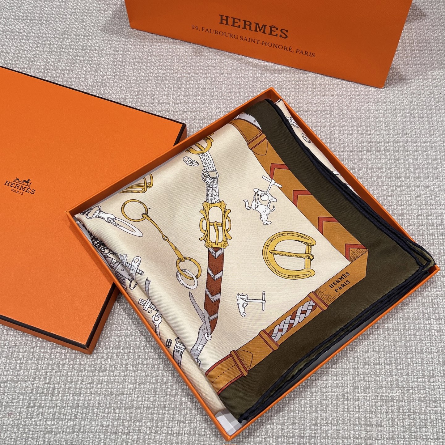 𝐇𝐞𝐫𝐦𝐞𝐬 •𝟐𝟓秋《跃动的马儿》绿色Size：90x90cm 100%真丝 18mm原单克重 搭配手