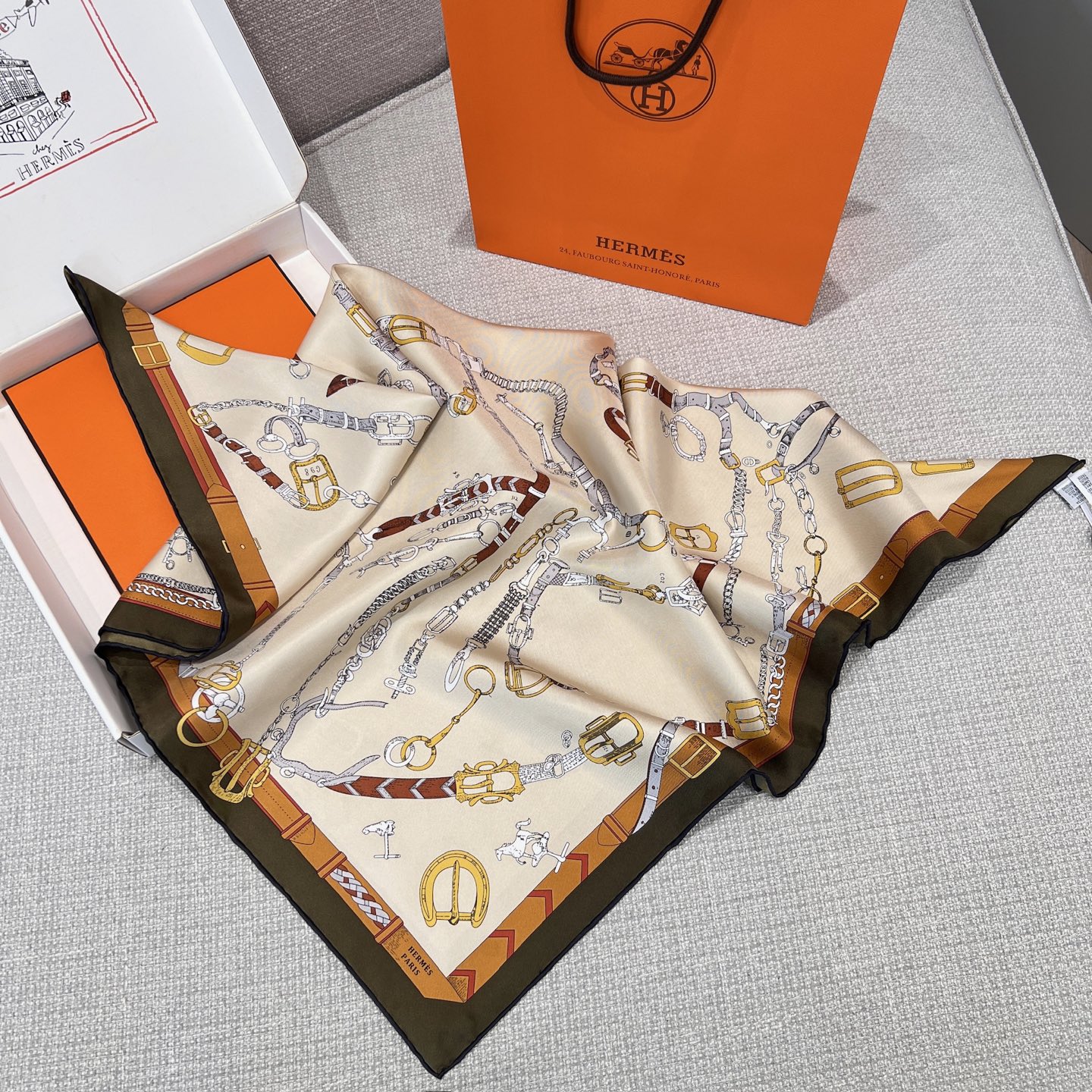 𝐇𝐞𝐫𝐦𝐞𝐬 •𝟐𝟓秋《跃动的马儿》绿色Size：90x90cm 100%真丝 18mm原单克重 搭配手