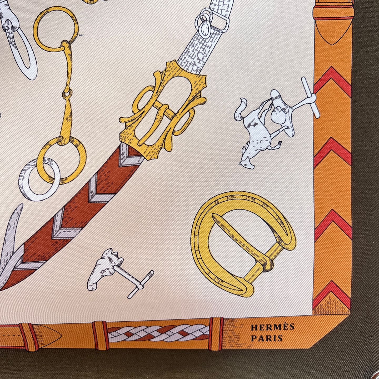 𝐇𝐞𝐫𝐦𝐞𝐬 •𝟐𝟓秋《跃动的马儿》绿色Size：90x90cm 100%真丝 18mm原单克重 搭配手