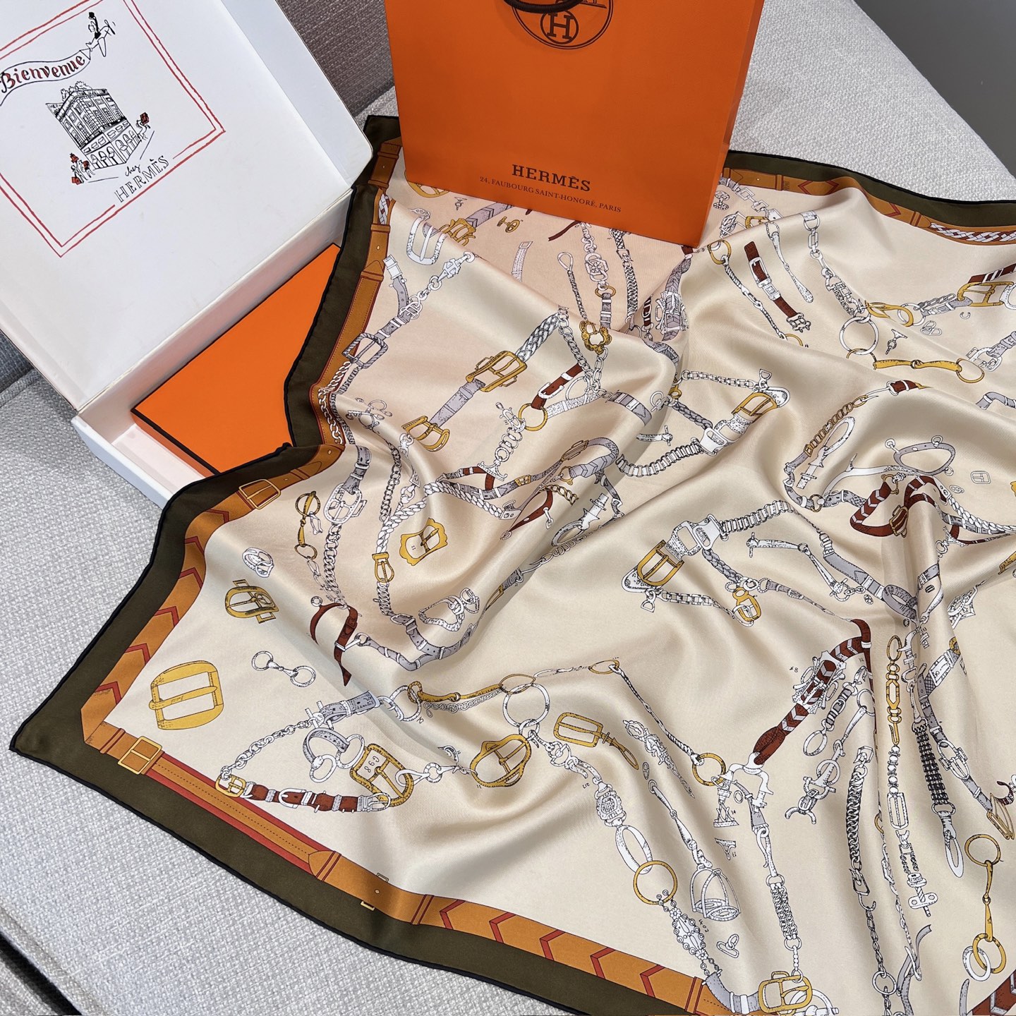 𝐇𝐞𝐫𝐦𝐞𝐬 •𝟐𝟓秋《跃动的马儿》绿色Size：90x90cm 100%真丝 18mm原单克重 搭配手