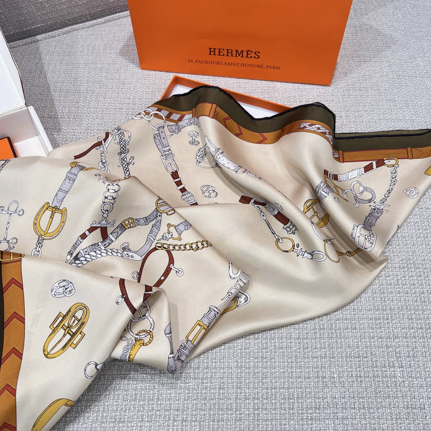 𝐇𝐞𝐫𝐦𝐞𝐬 •𝟐𝟓秋《跃动的马儿》绿色Size：90x90cm 100%真丝 18mm原单克重 搭配手