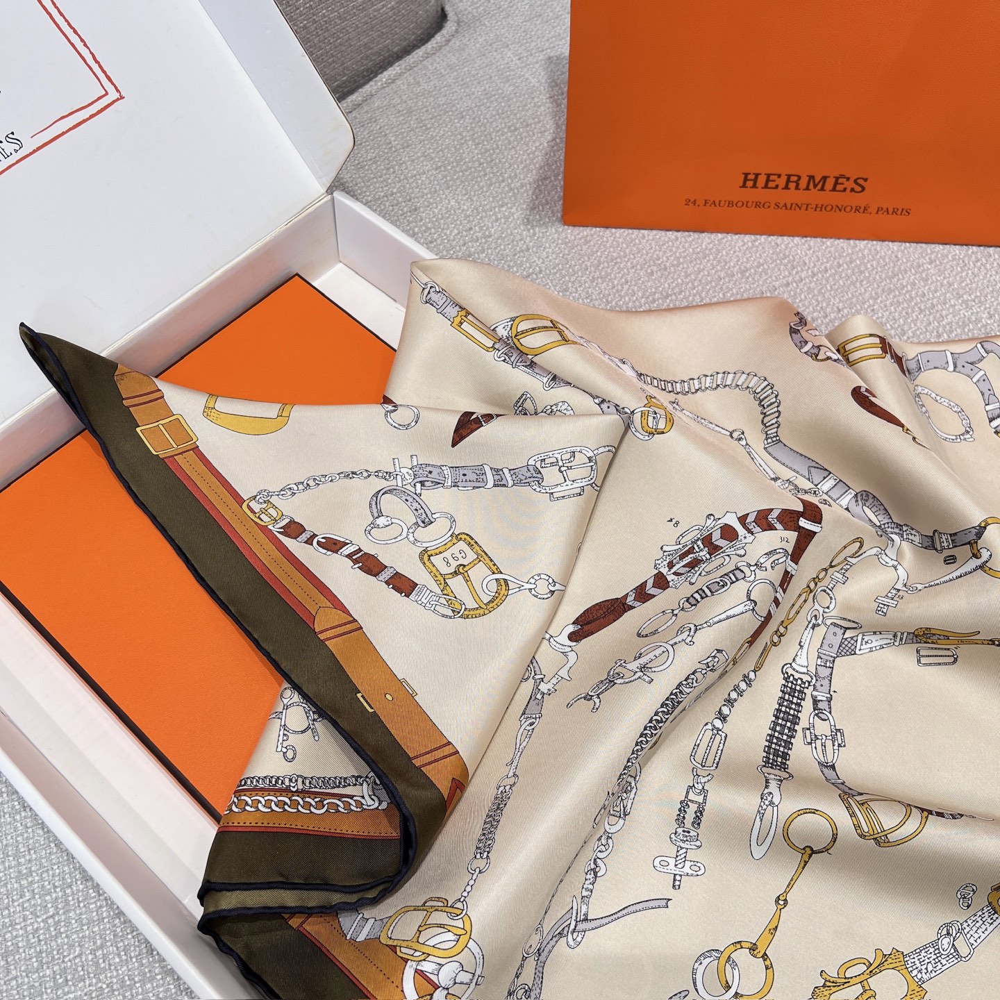 𝐇𝐞𝐫𝐦𝐞𝐬 •𝟐𝟓秋《跃动的马儿》绿色Size：90x90cm 100%真丝 18mm原单克重 搭配手