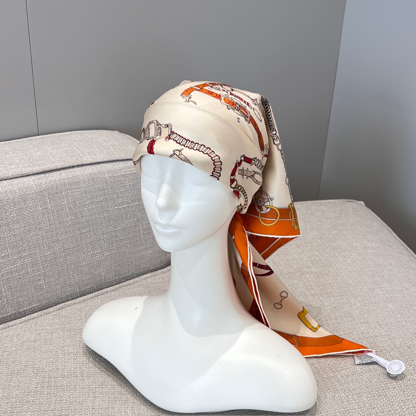 𝐇𝐞𝐫𝐦𝐞𝐬 •𝟐𝟓秋《跃动的马儿》橘色Size：90x90cm 100%真丝 18mm原单克重 搭配手