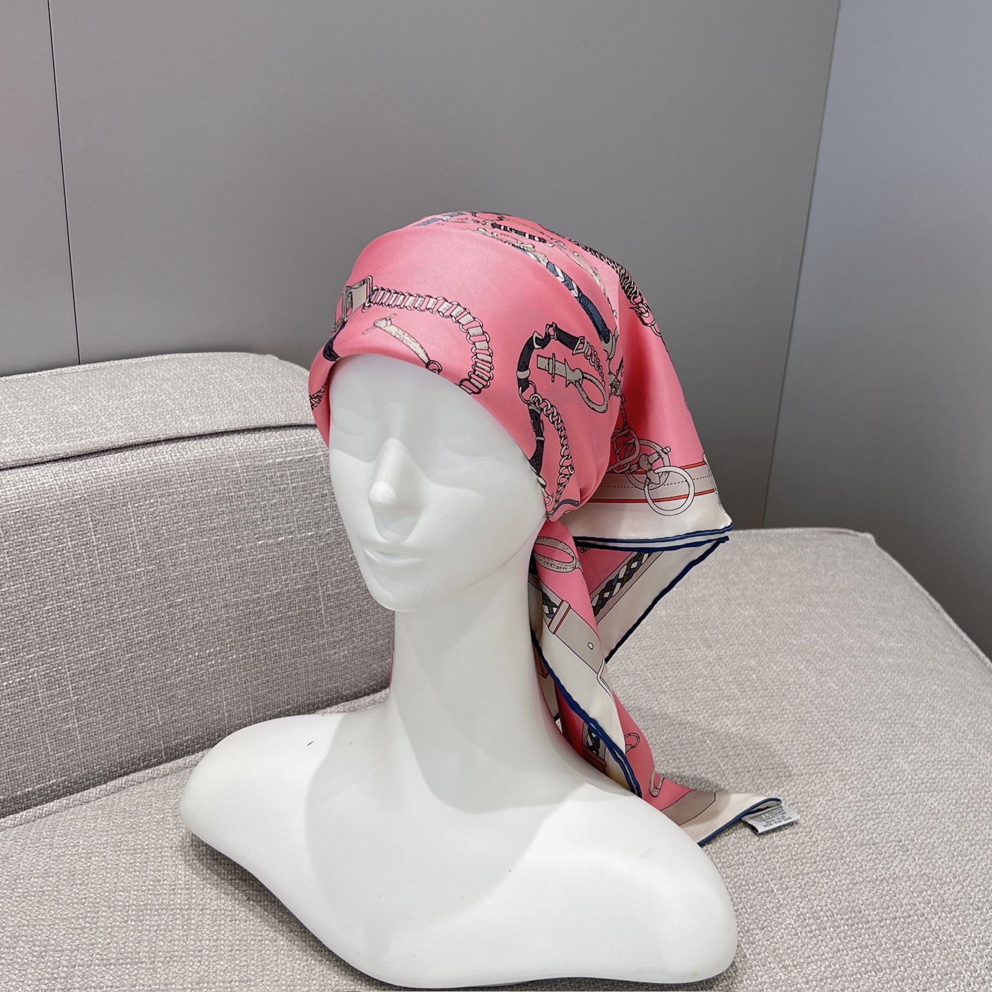 𝐇𝐞𝐫𝐦𝐞𝐬 •𝟐𝟓秋《跃动的马儿》粉色Size：90x90cm 100%真丝 18mm原单克重 搭配手