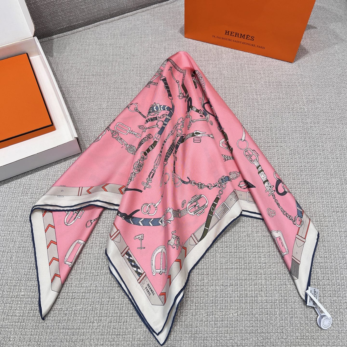 𝐇𝐞𝐫𝐦𝐞𝐬 •𝟐𝟓秋《跃动的马儿》粉色Size：90x90cm 100%真丝 18mm原单克重 搭配手