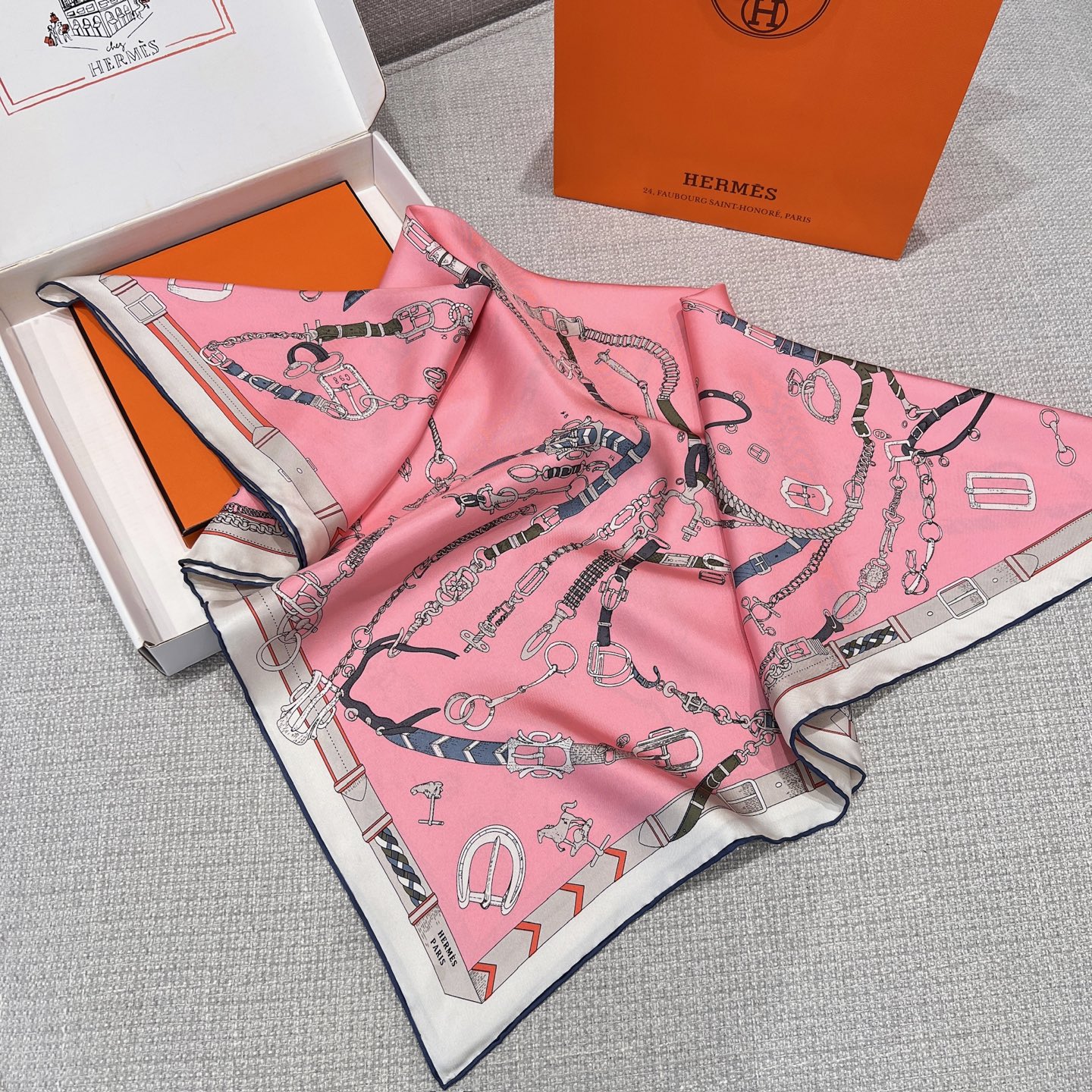 𝐇𝐞𝐫𝐦𝐞𝐬 •𝟐𝟓秋《跃动的马儿》粉色Size：90x90cm 100%真丝 18mm原单克重 搭配手